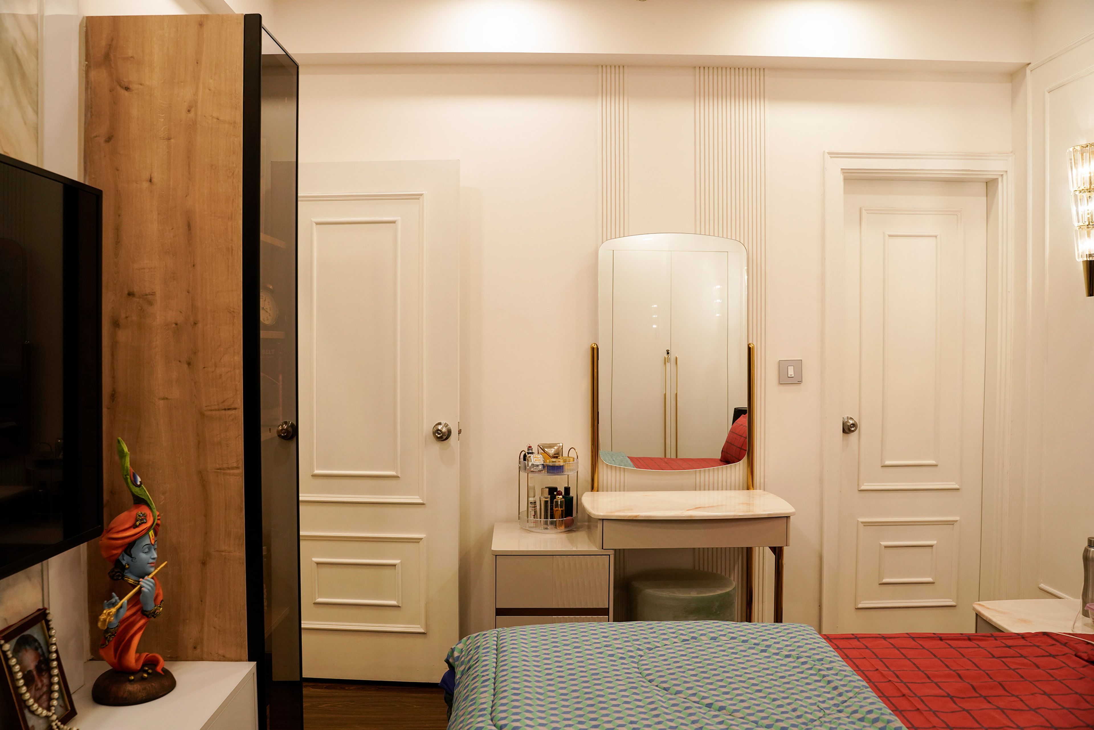 Bedroom Design with White Vanity with Rectangular Mirror