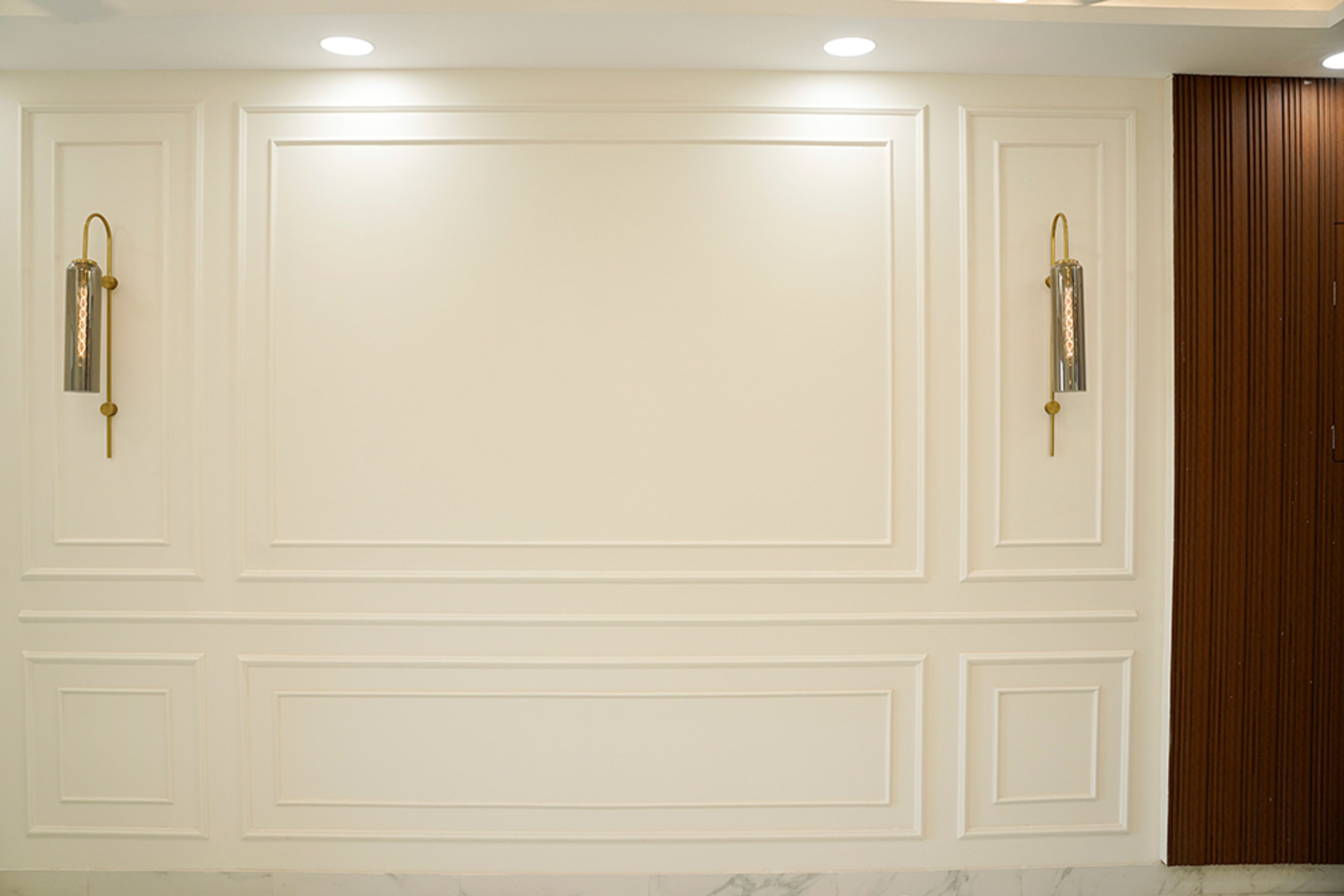 Living Room Design with Off-White Wall with Trims