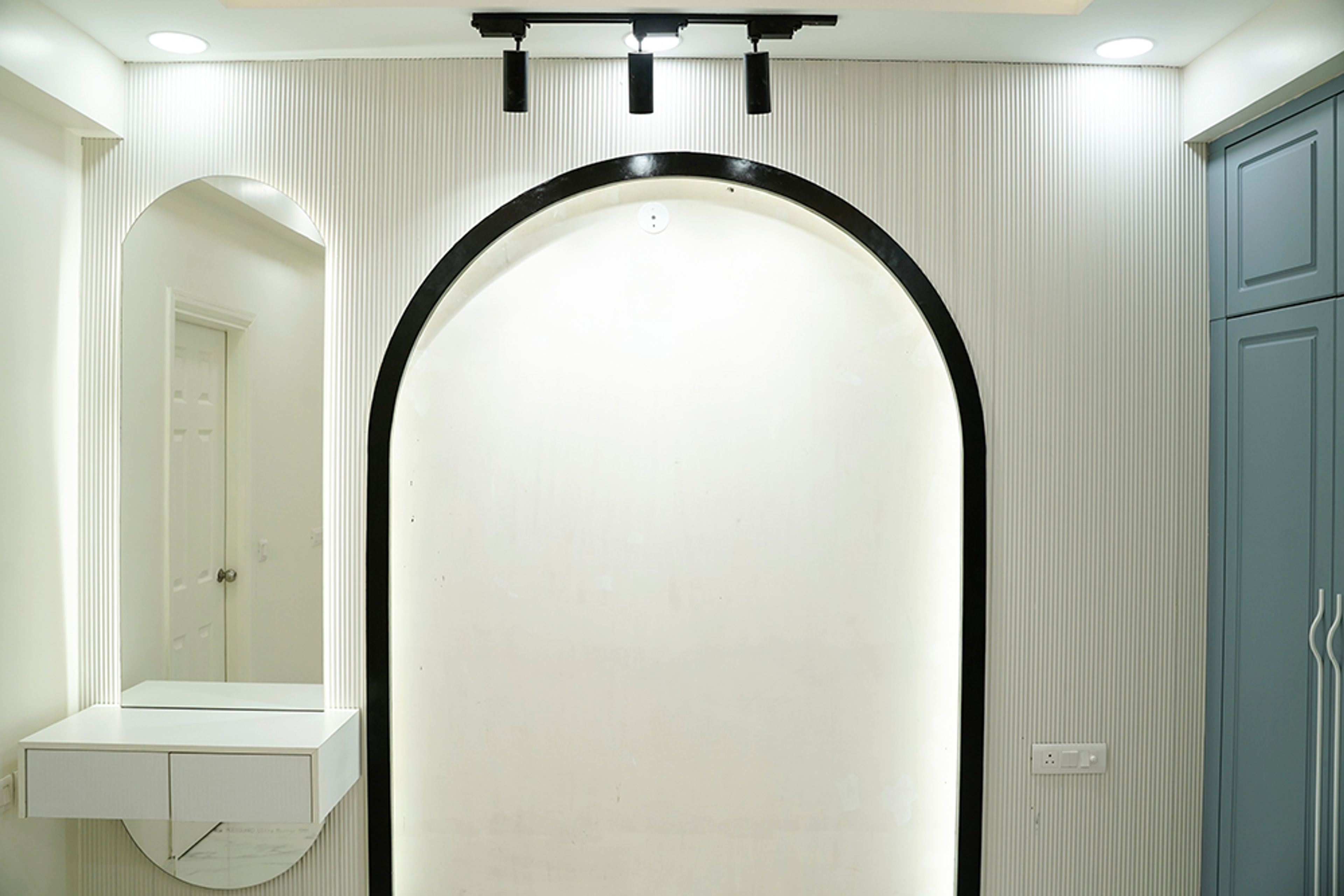 Bedroom Design with White and Black Arched Wall and Wall Mounted Mirror and Drawers