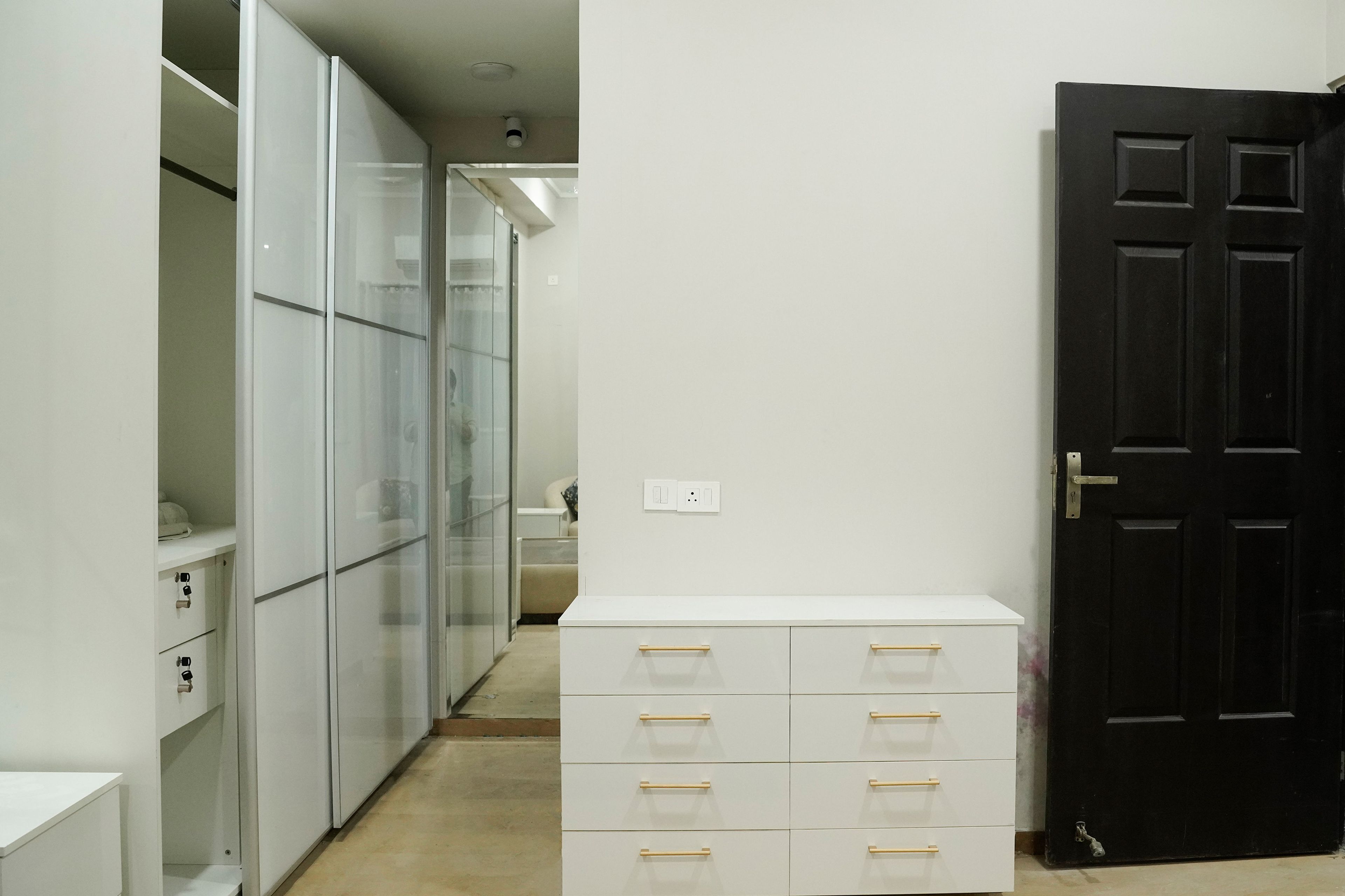Bedroom Design with White Chest of Drawers and 4-Door Sliding Wardrobe