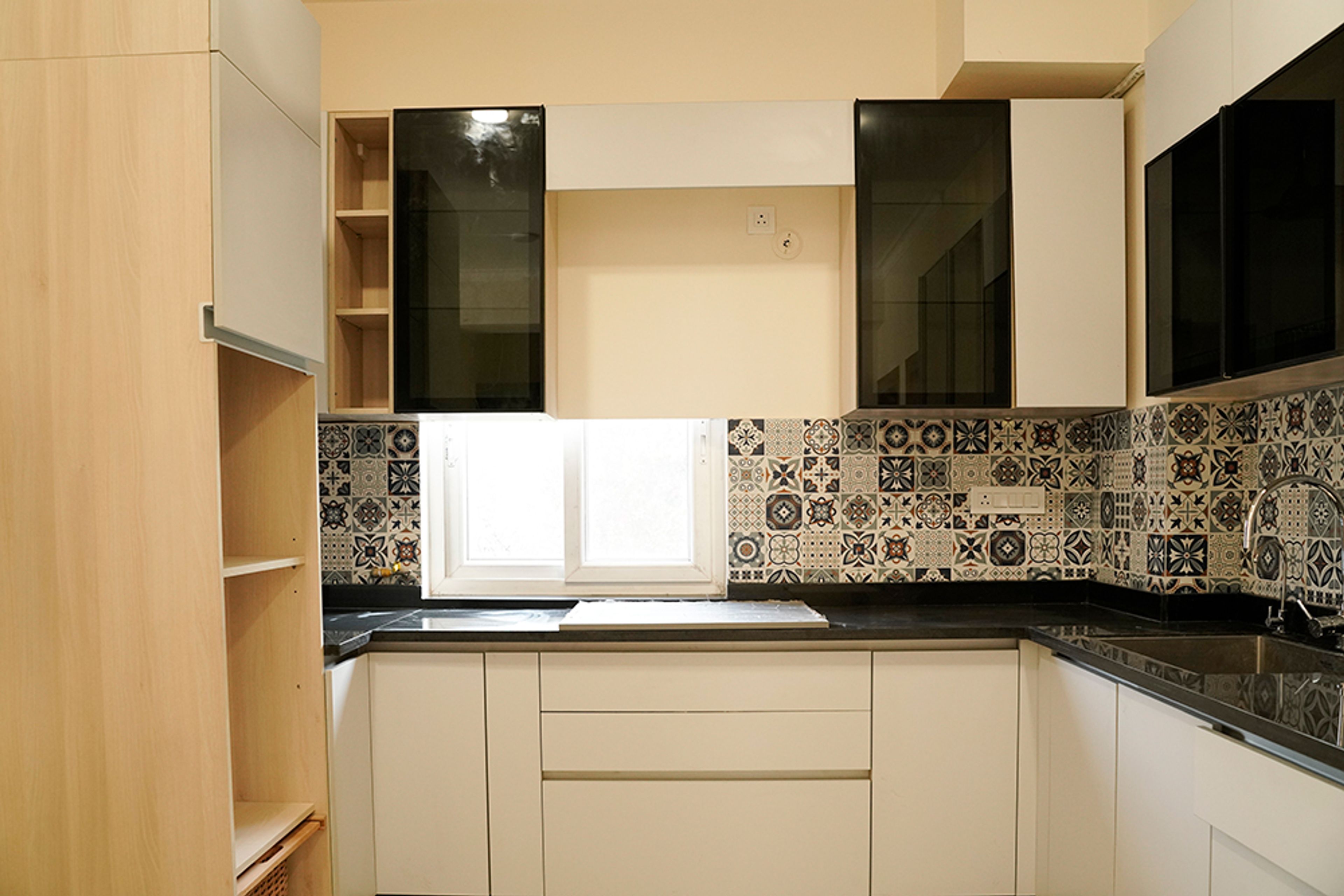 L-Shaped Kitchen Design with Moroccan Tiles Backsplash and Cream Cabinets