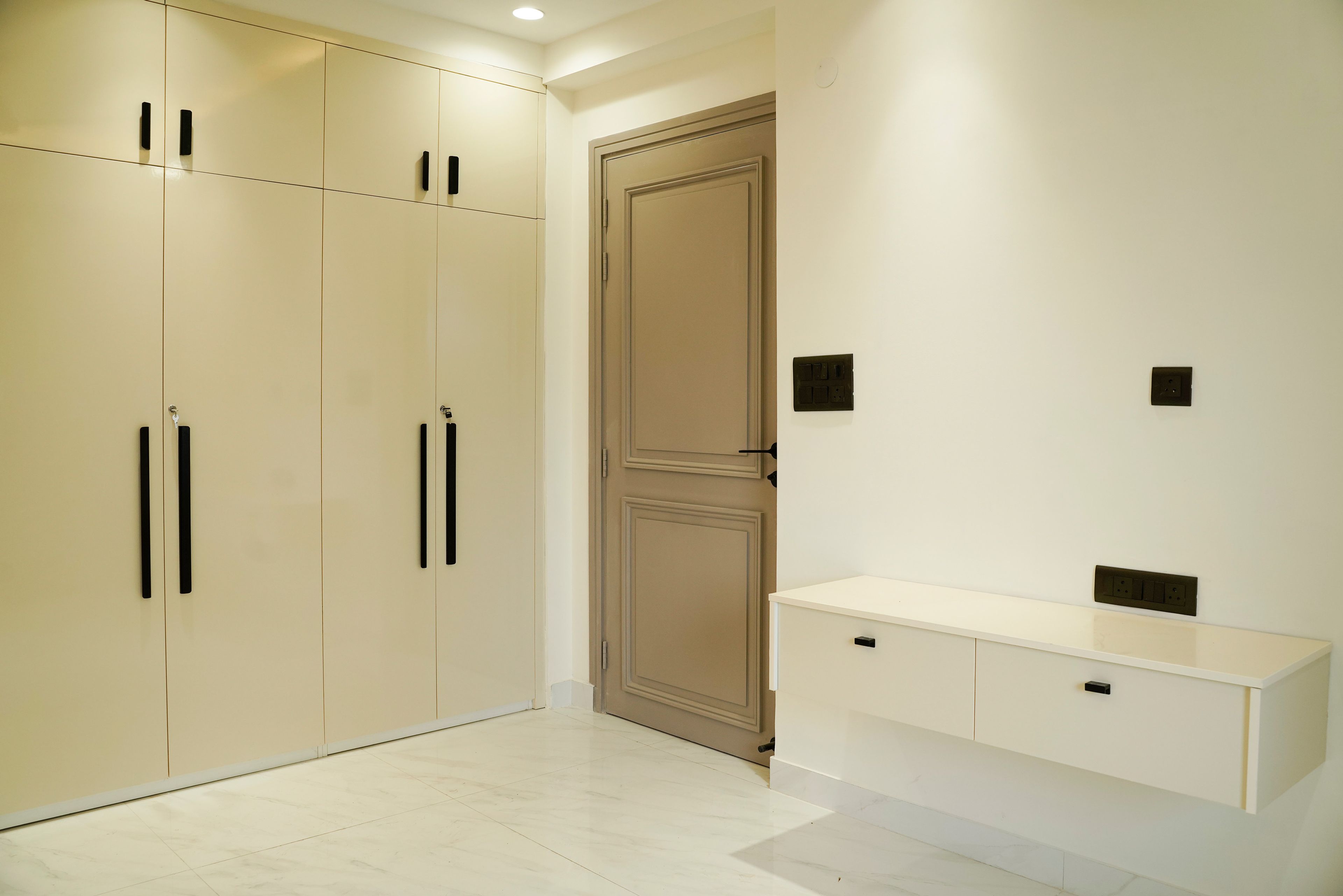 Bedroom Design with Off-White TV Unit and Cream 4-Door Swing Wardrobe