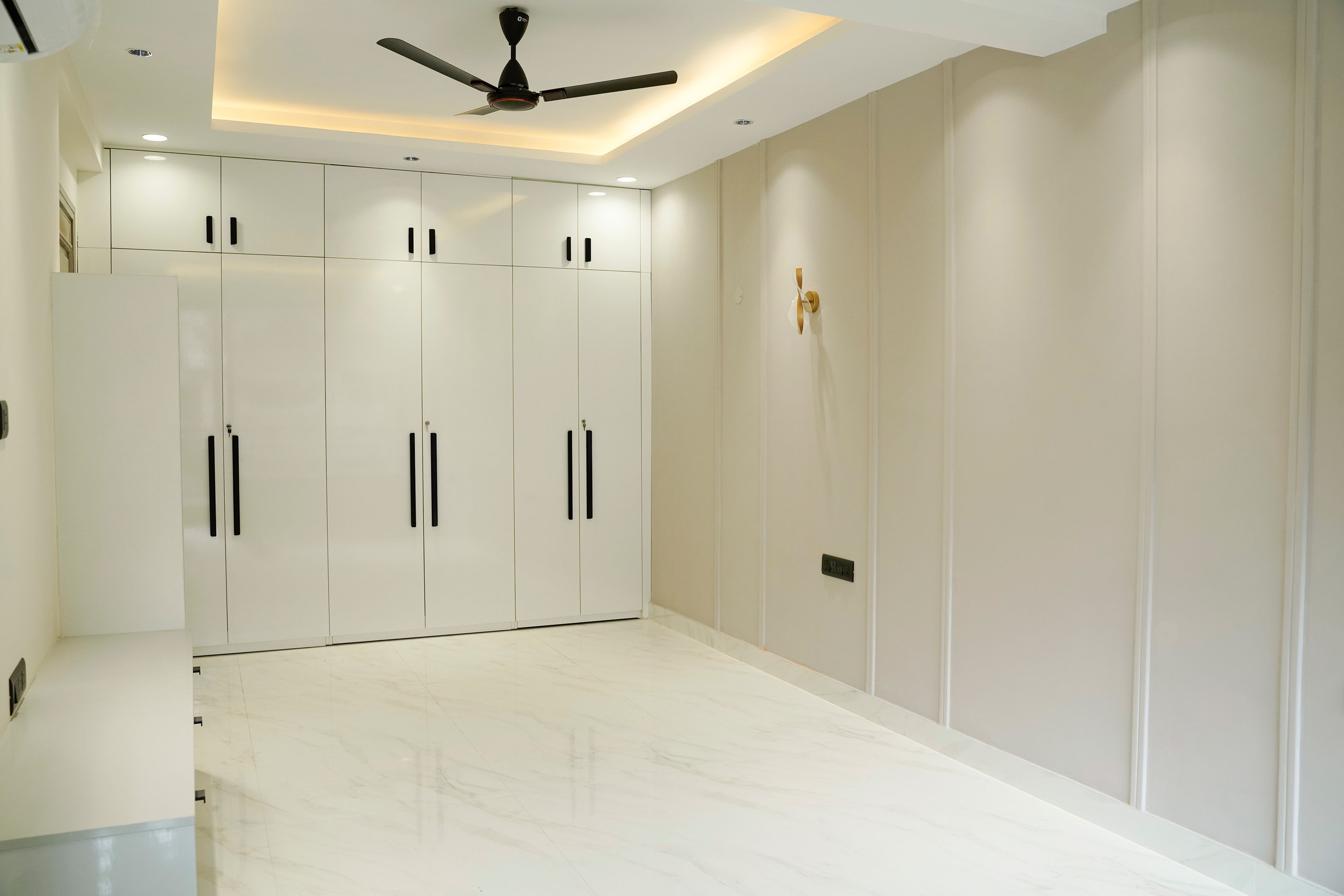 Bedroom Design with White Wall with Trims, TV Unit and 6-Door White Wardrobe with Loft