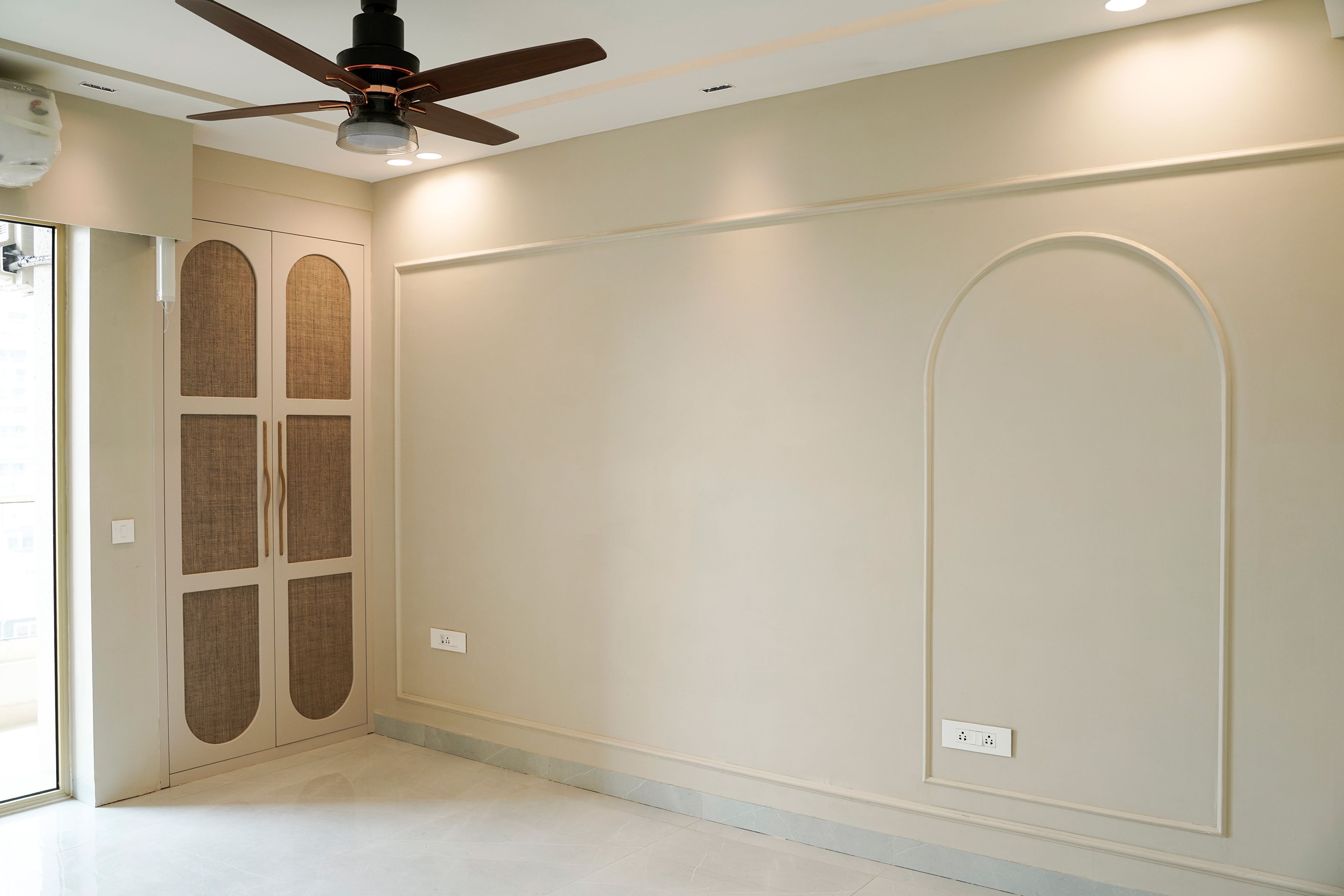 Bedroom Design with Beige Wall with Arched Trims and 2-Door Swing Niche Wardrobe