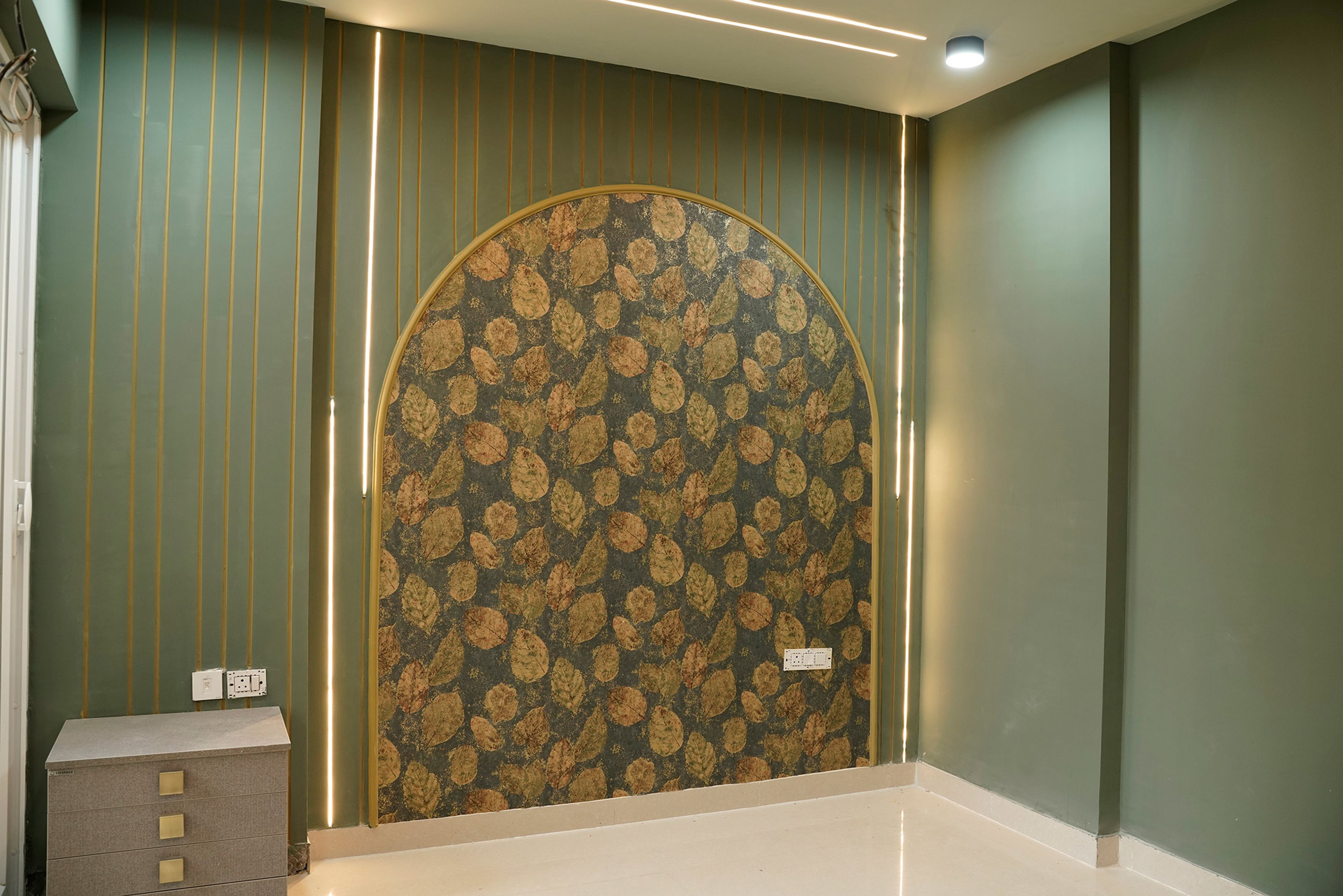 Bedroom Design with Leaves Patterned Arched Wall and Green Wall with Golden Stripes