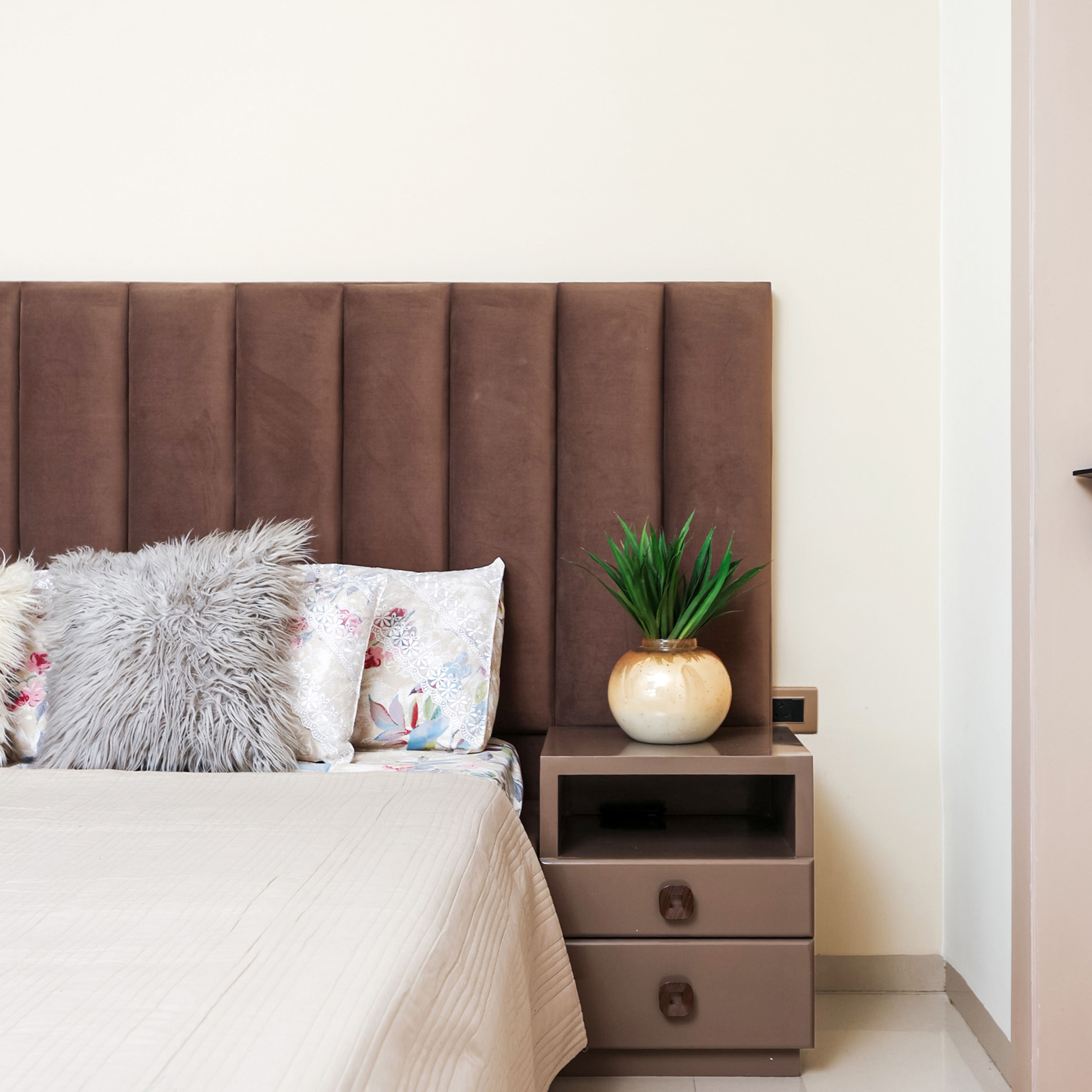 Bedroom Design with Brown Cushioned Headboard Bed