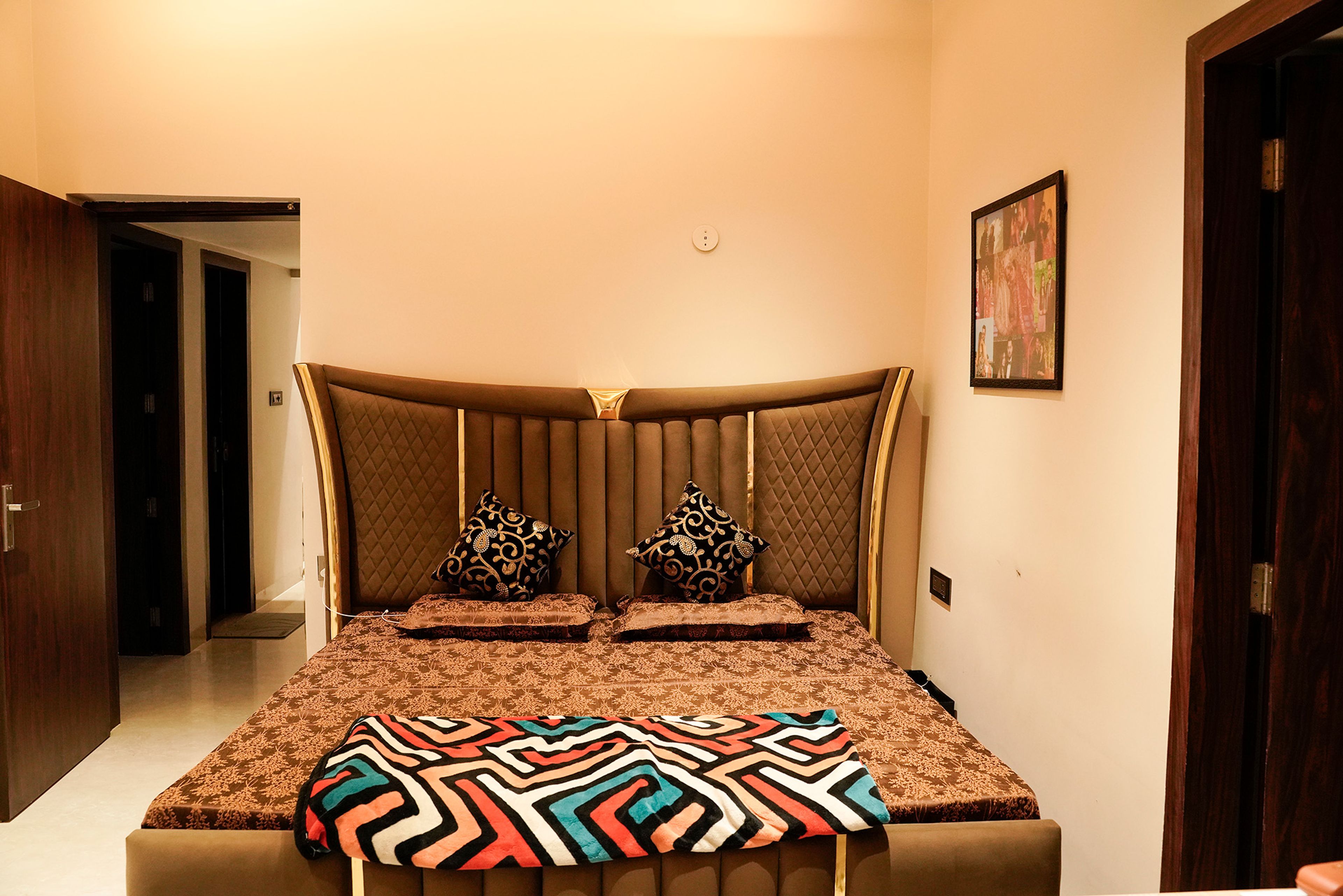 Bedroom design with brown cushioned headboard bed