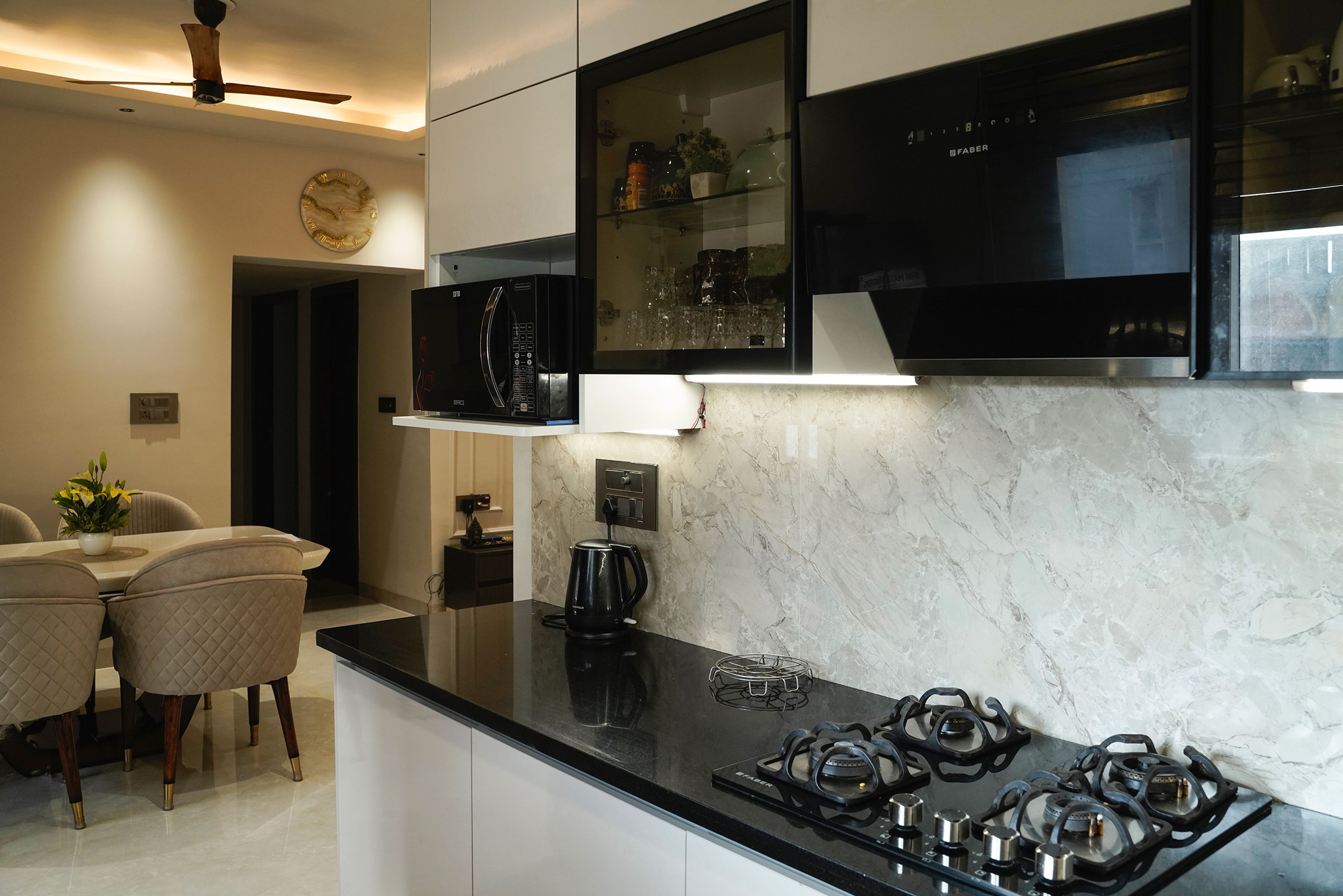 L-shaped kitchen design with marble patterned backsplash