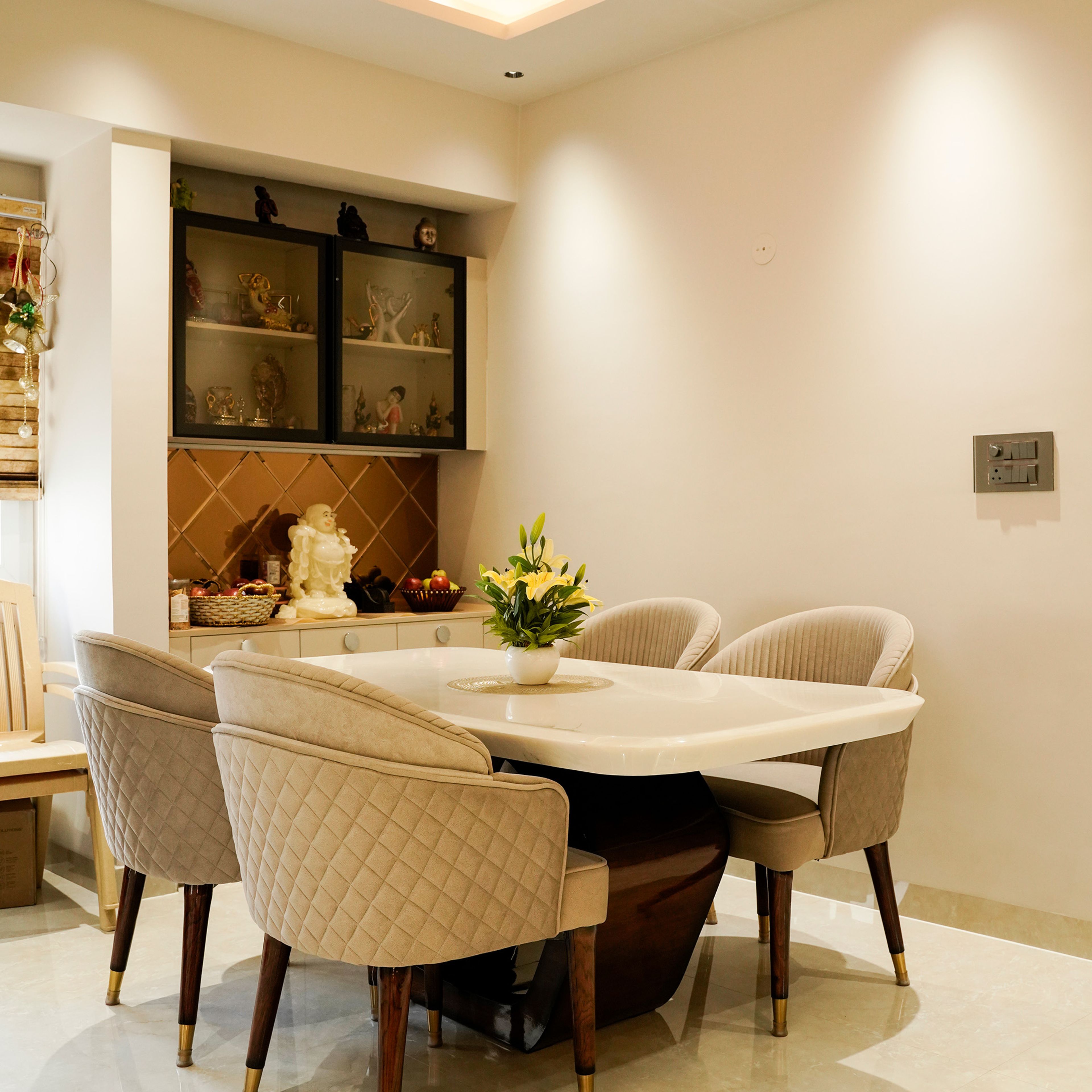 4-seater dining room design with beige chairs