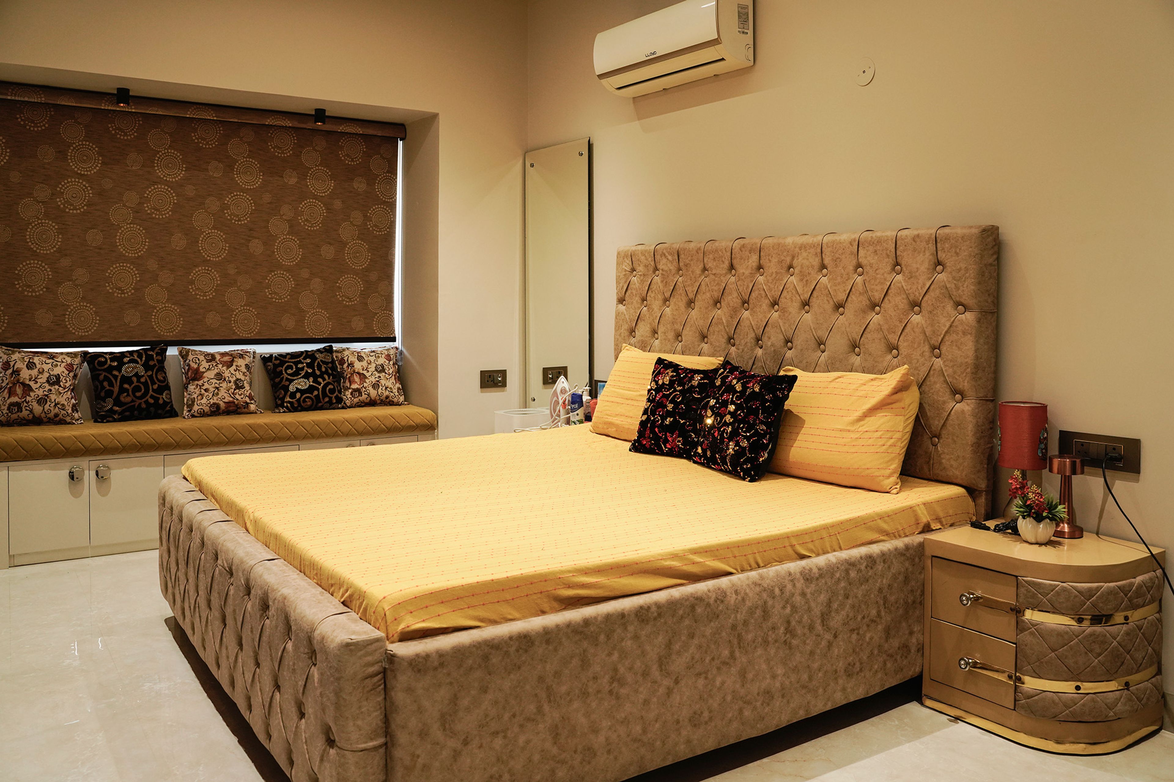 Bedroom design with brown cushioned headboard bed