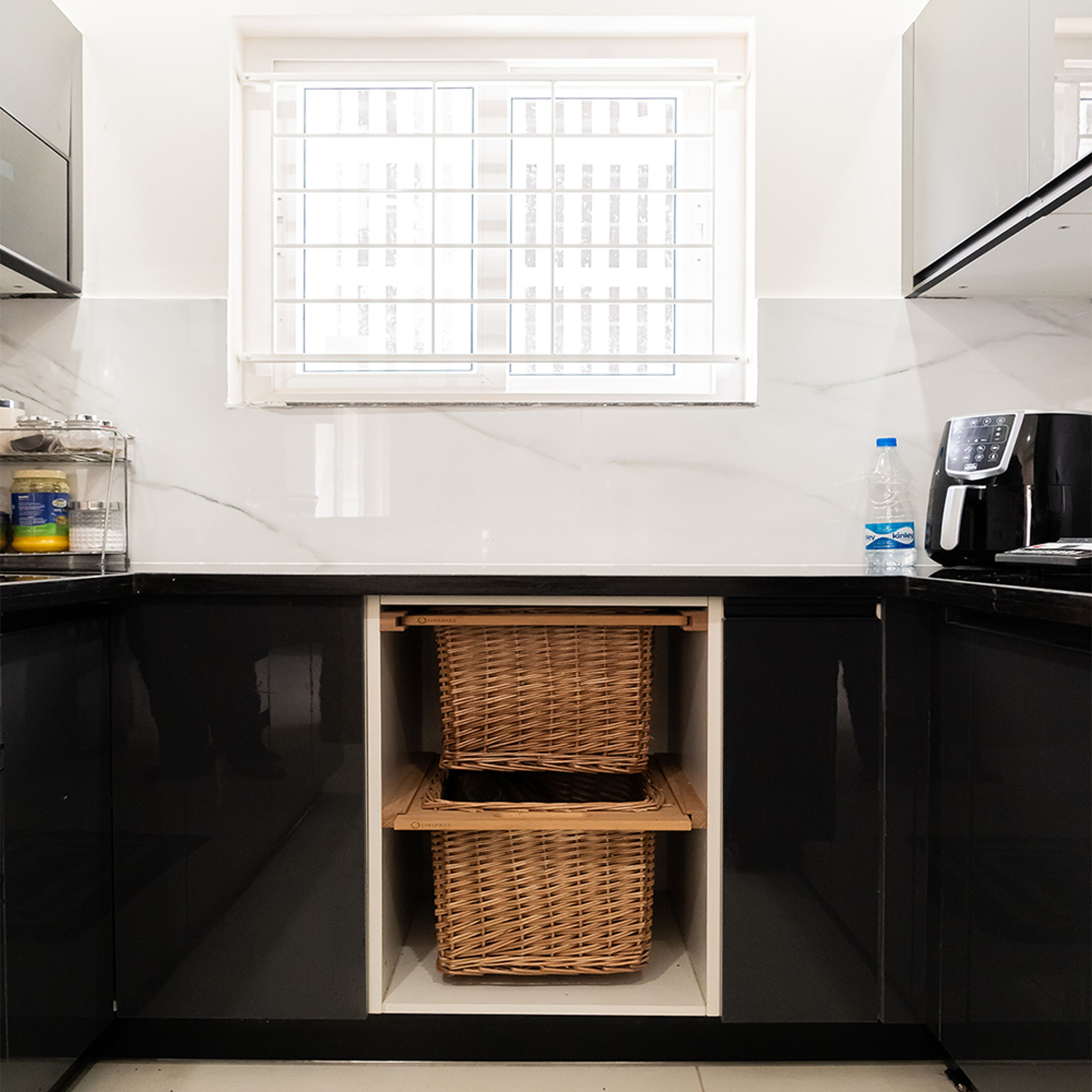 Kitchen Design with Balck Units, White Marble Backsplash and Wicker Basket