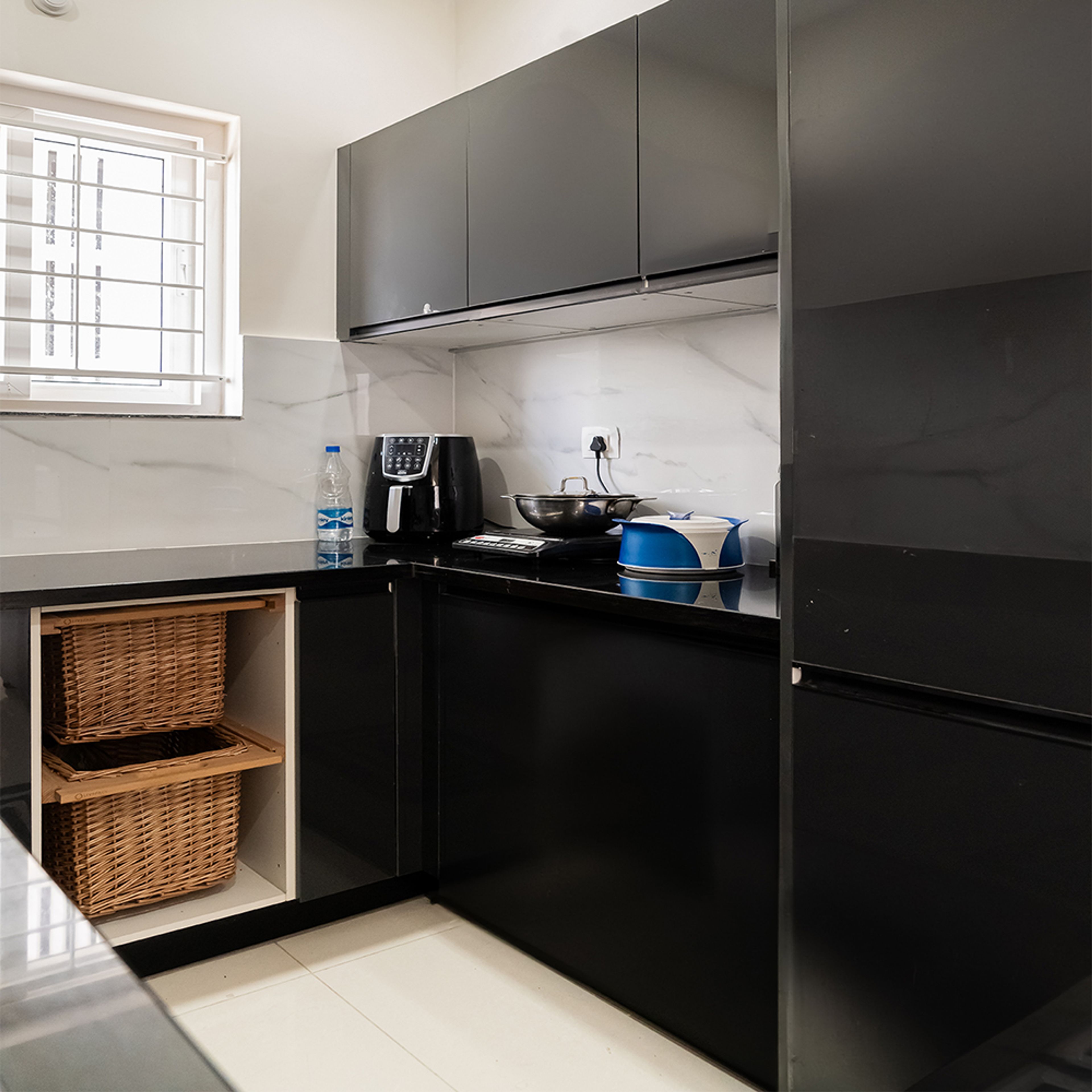 High Gloss U-Shaped Kitchen Design in Black With Marble Accents