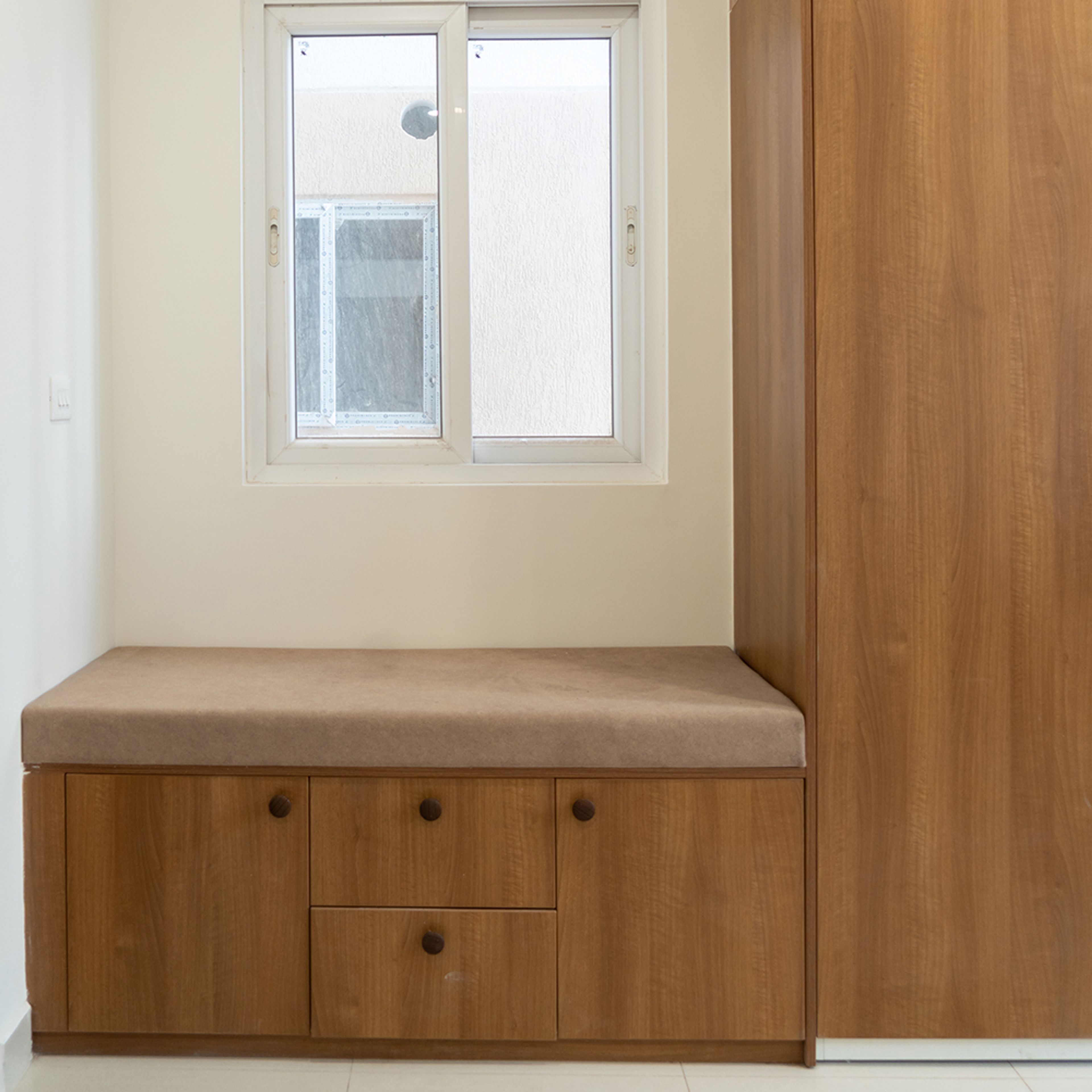 4-Door Brown Wooden Swing Wardrobe with Cushioned Seating Bench with Storage