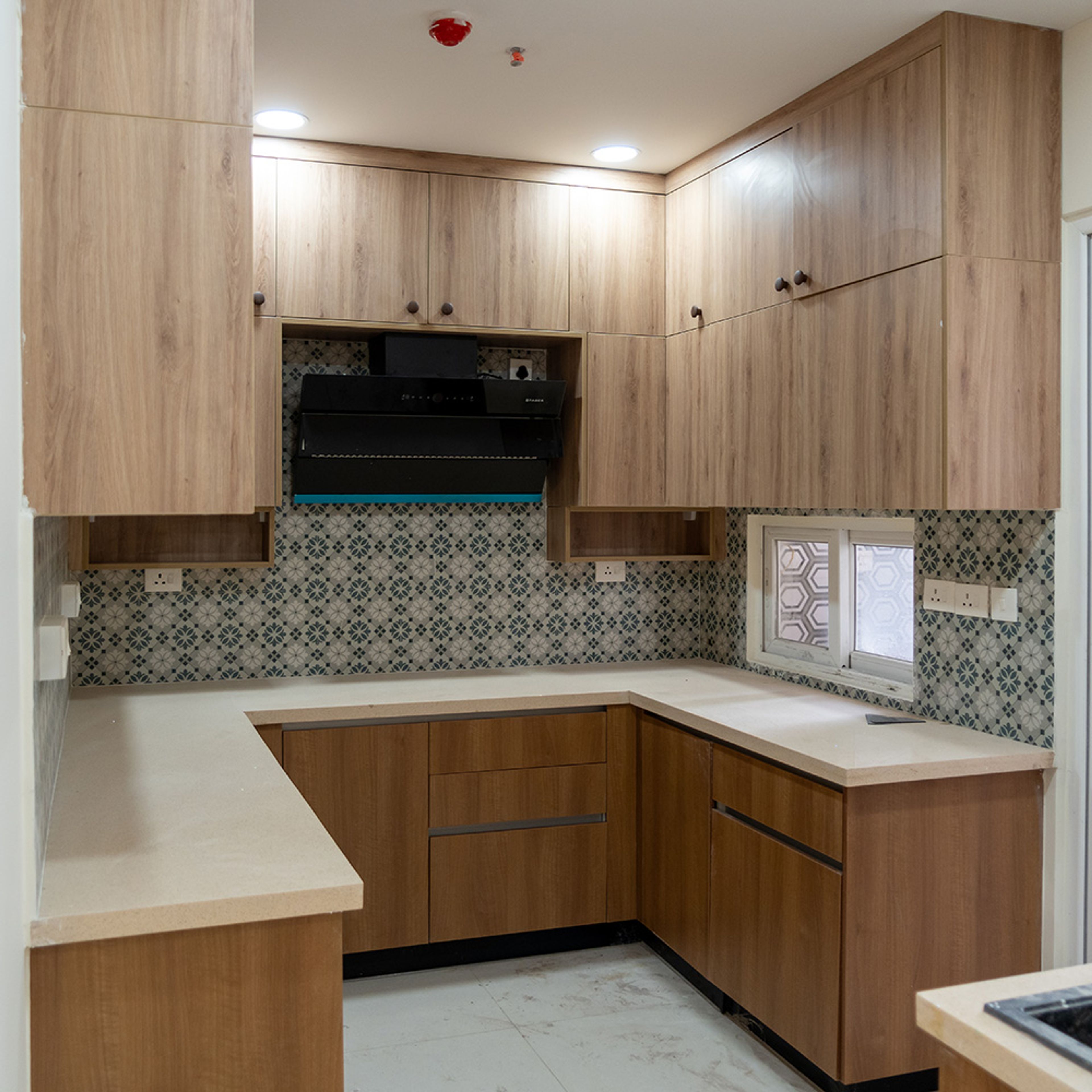 Warm Wooden Contemporary U-Shaped Kitchen Design With Quartz Countertop