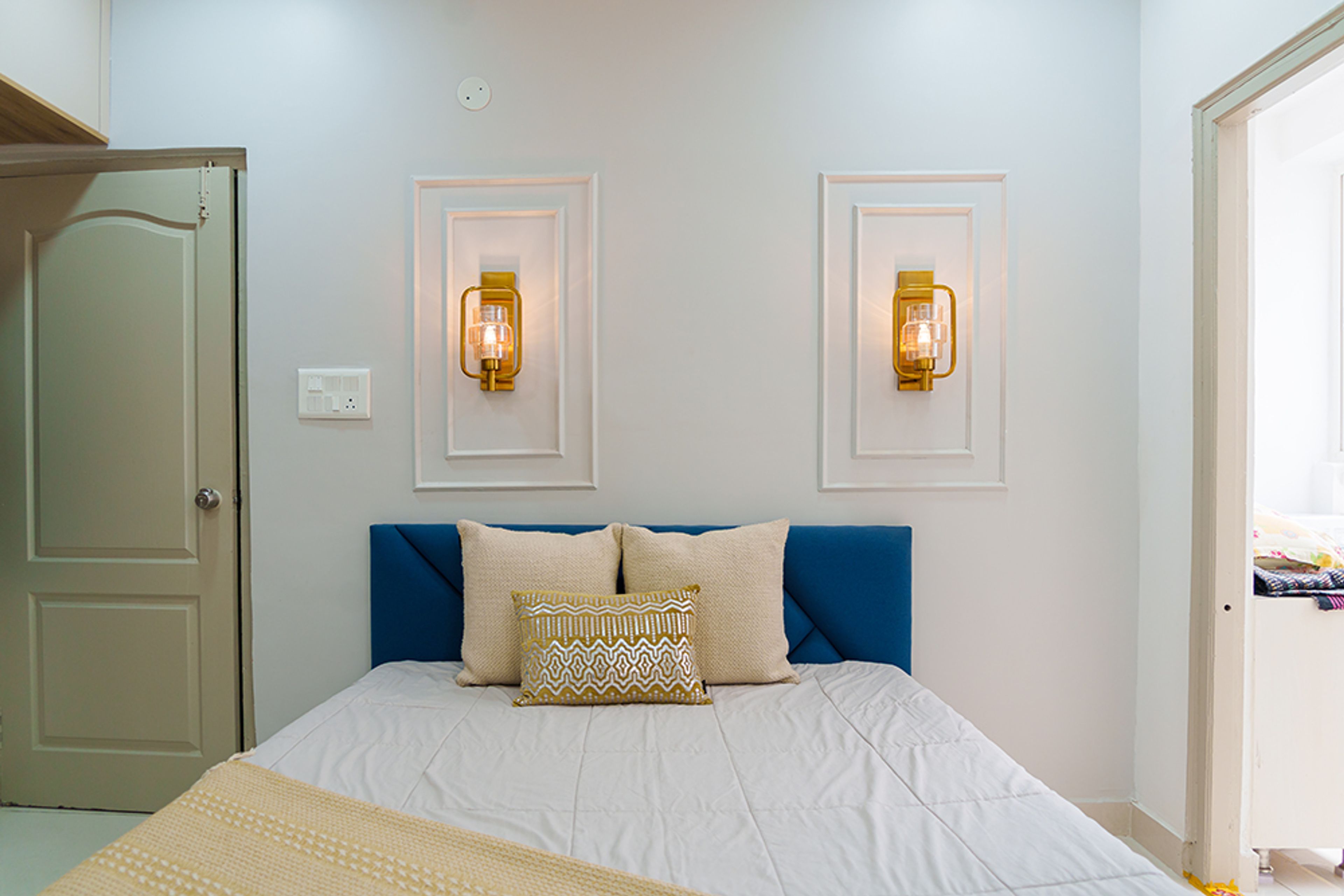 Bedroom design with white wall with trims