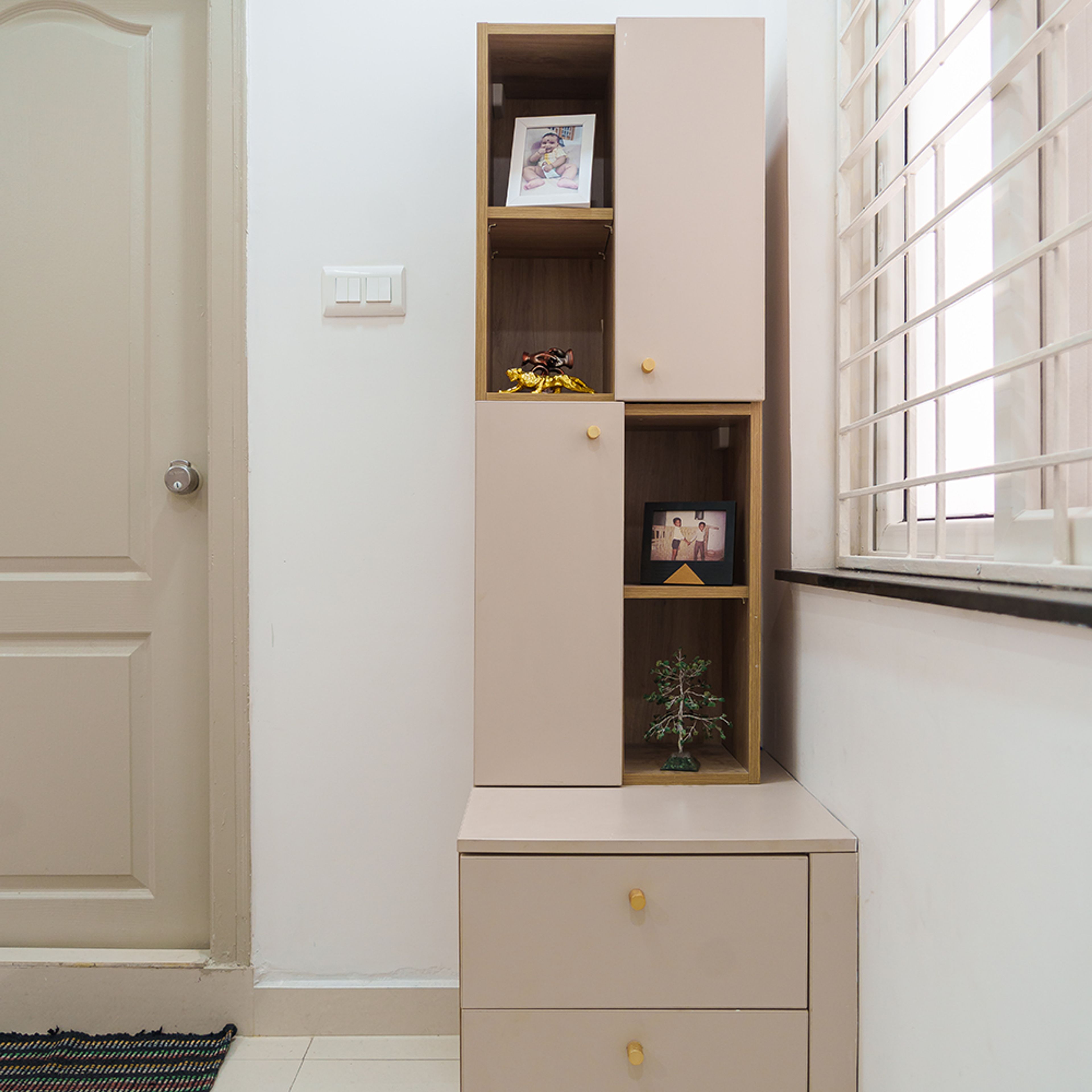 Storage unit with open display shelves