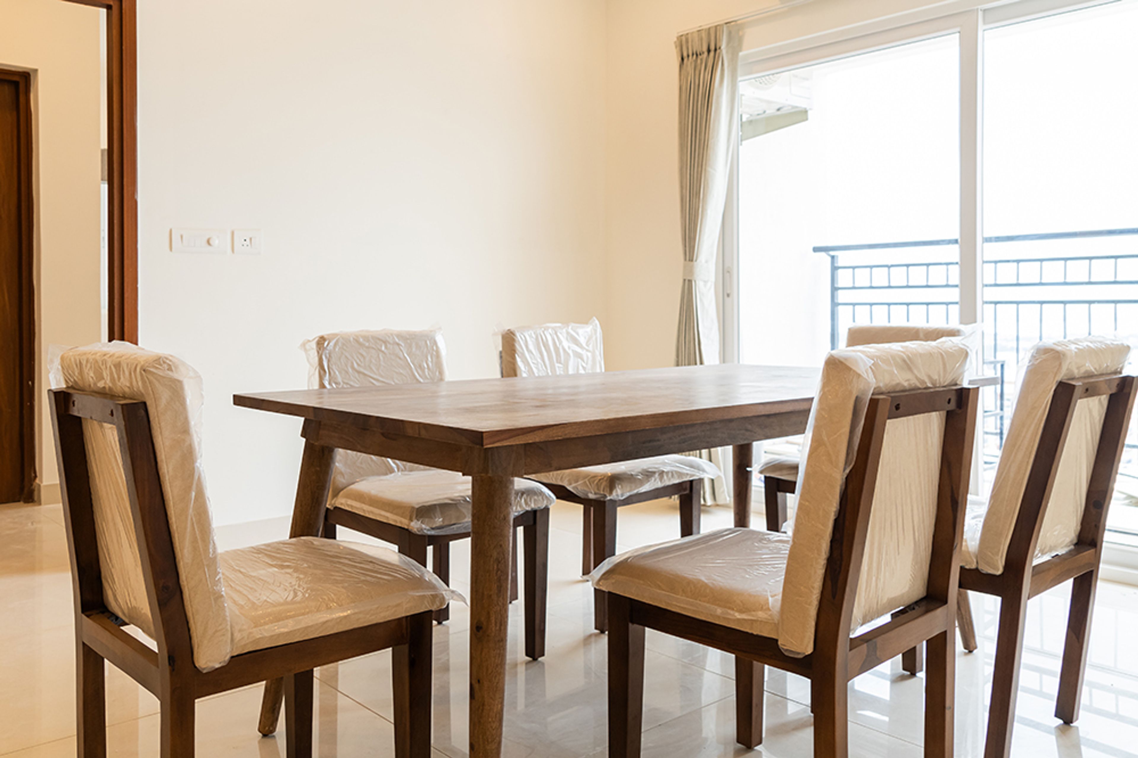 Dining Room Design with 6 Cushioned Chairs and Wooden Table