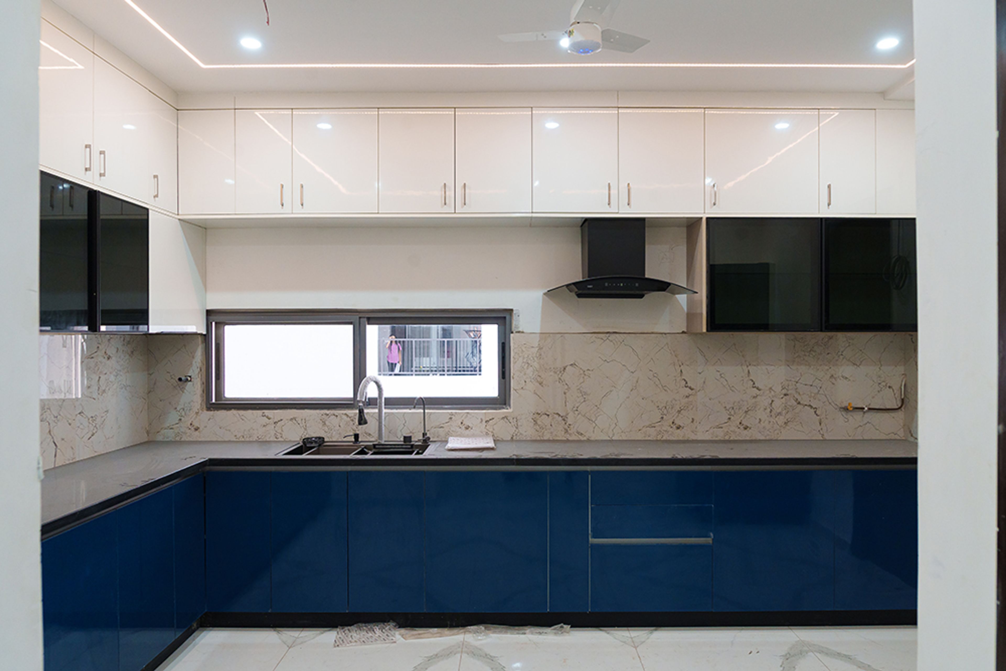 L-Shaped Kitchen Design With Modern Glossy Cabinets
