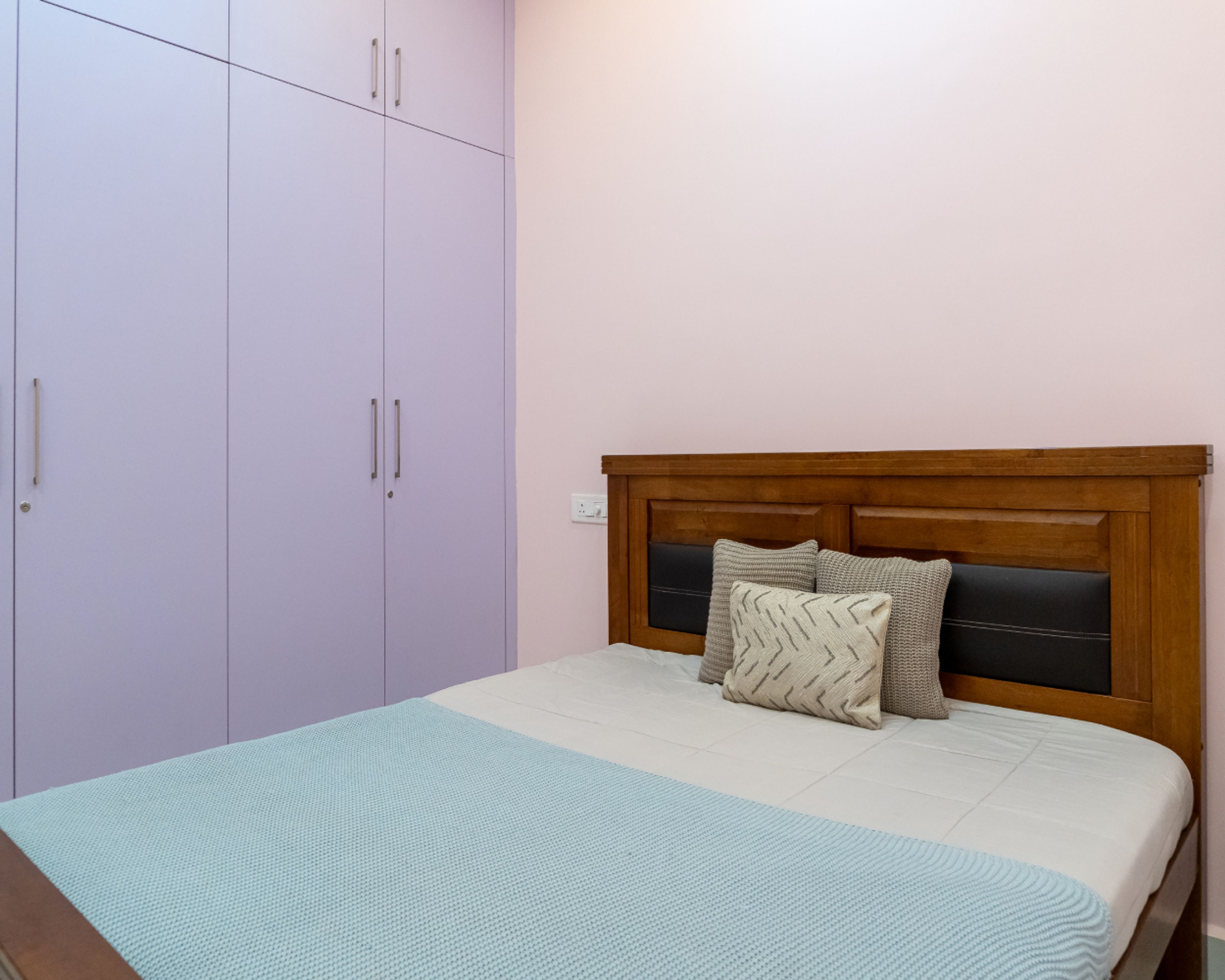 Master Bedroom Design with Light Pink Wall and Wooden Headboard Bed