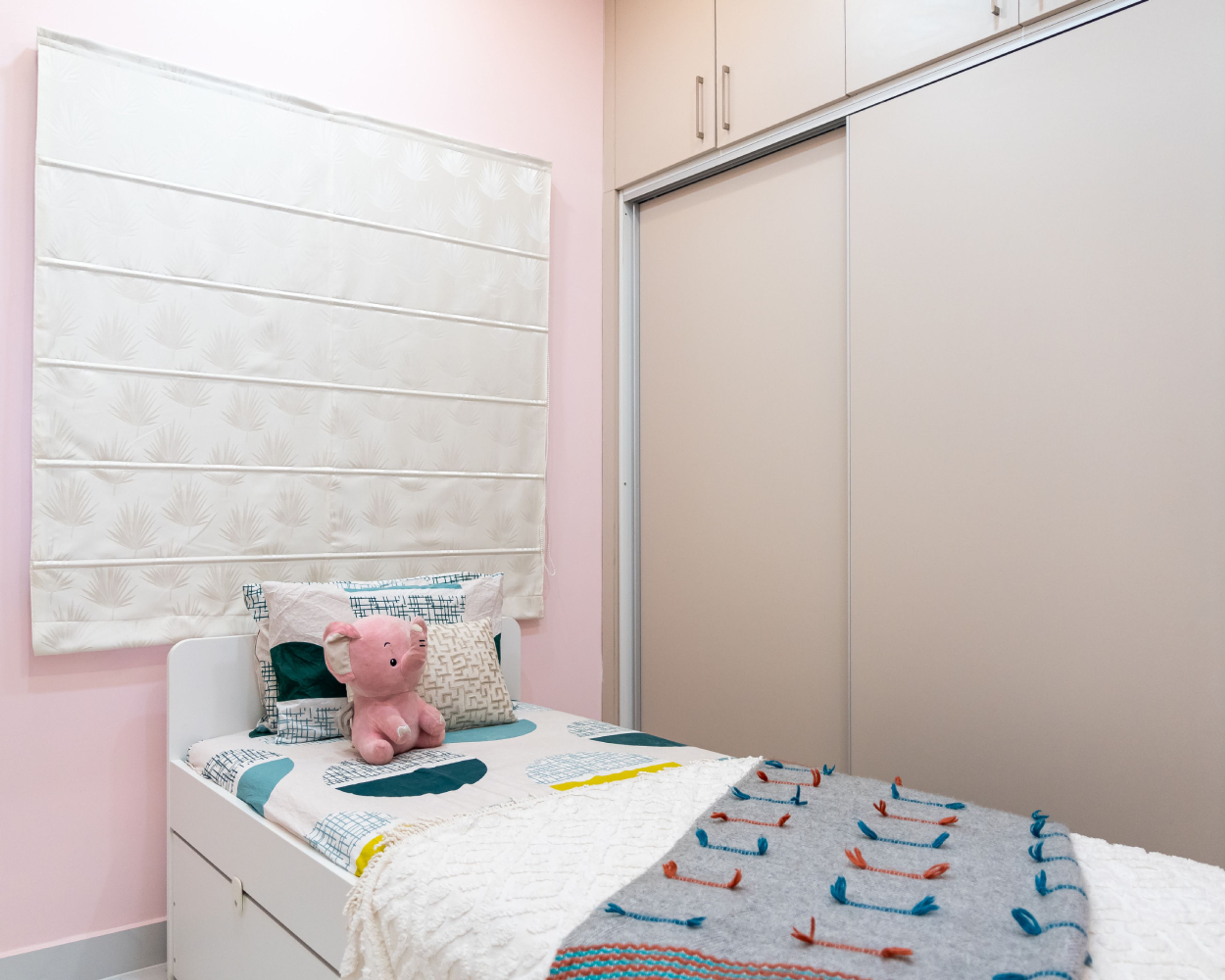 Kids Bedroom Design with 2-Door Beige Sliding Wardrobe
