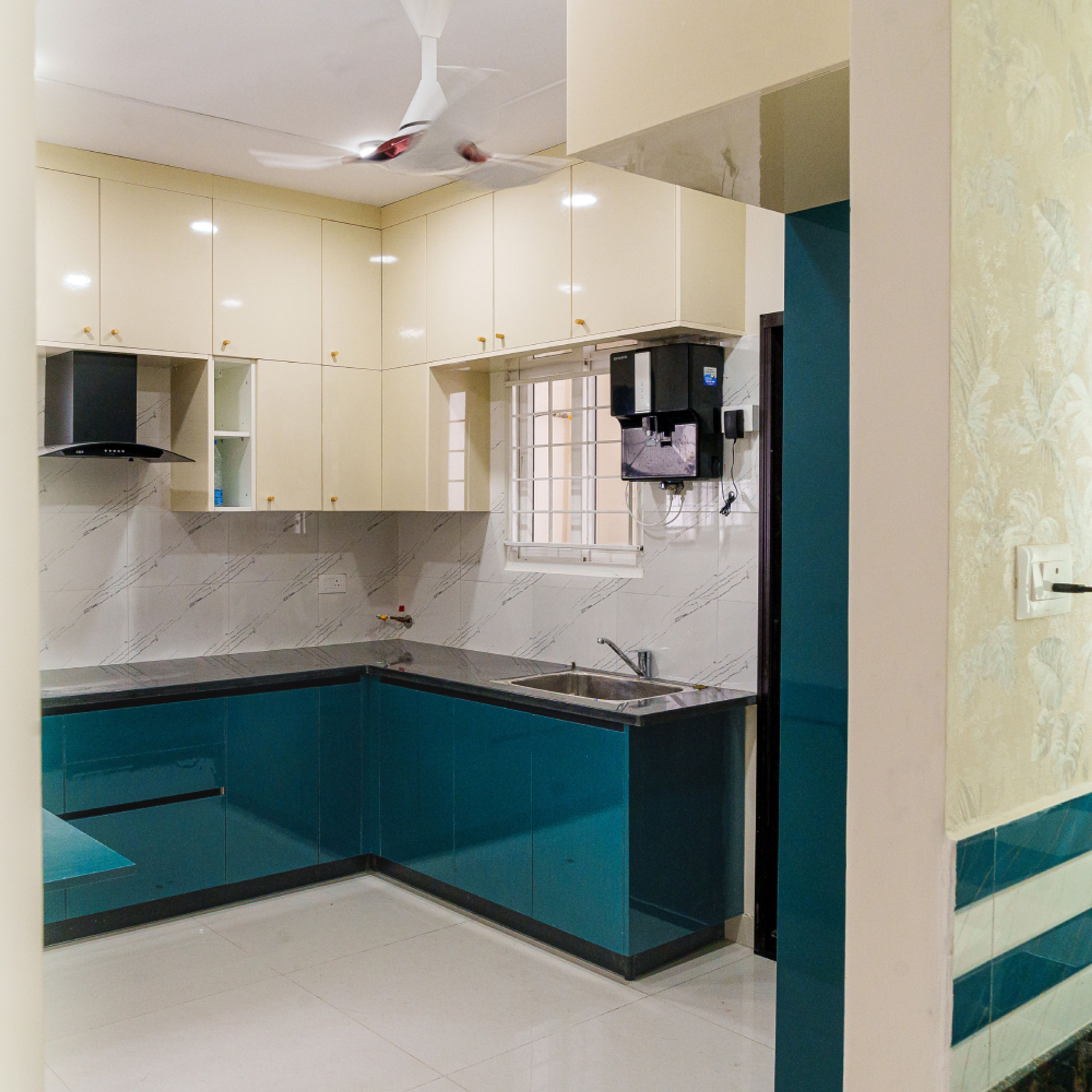 U-Shaped Kitchen Design With Marble-Effect Backsplash