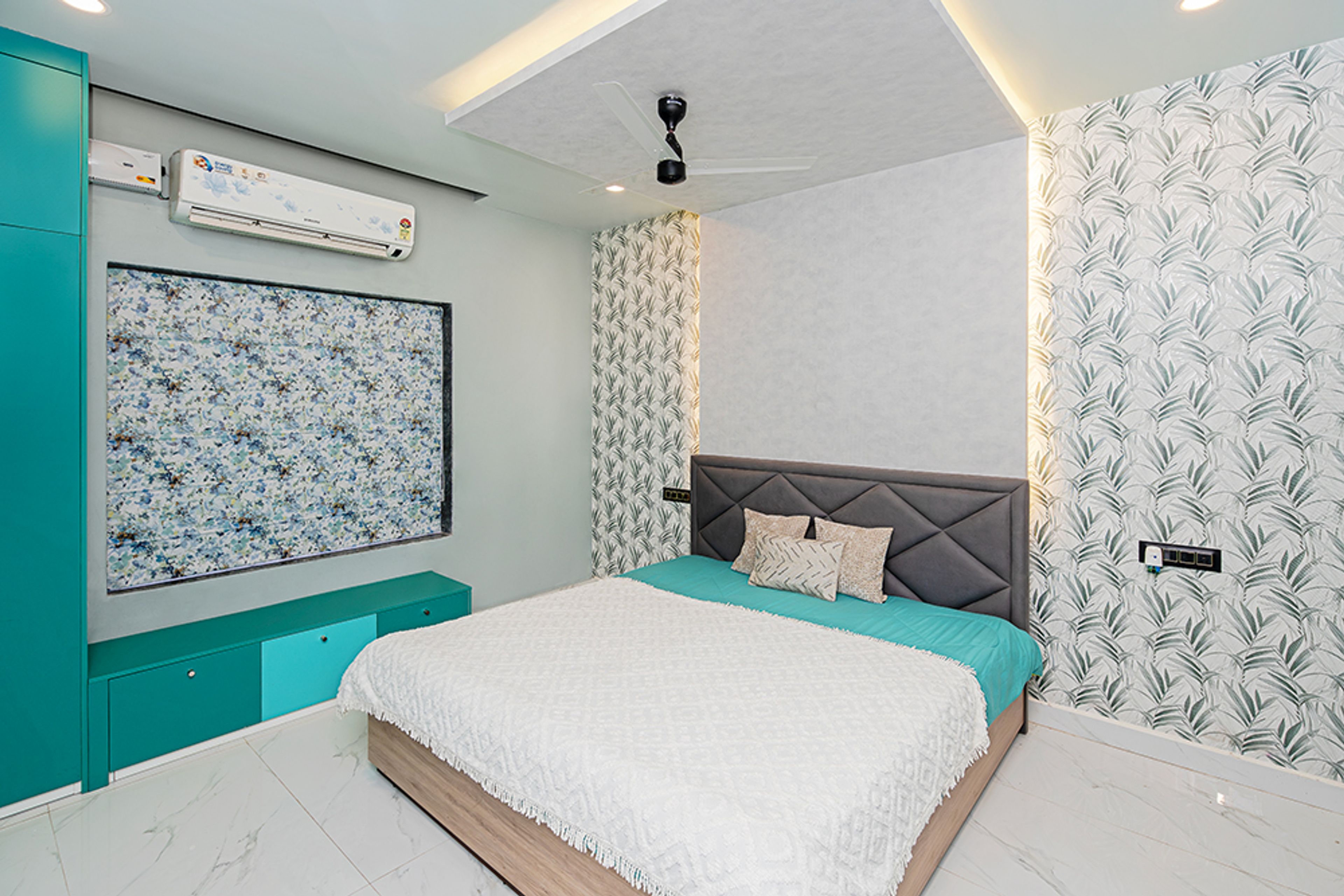Bedroom Design with Leaved Patterned Wall