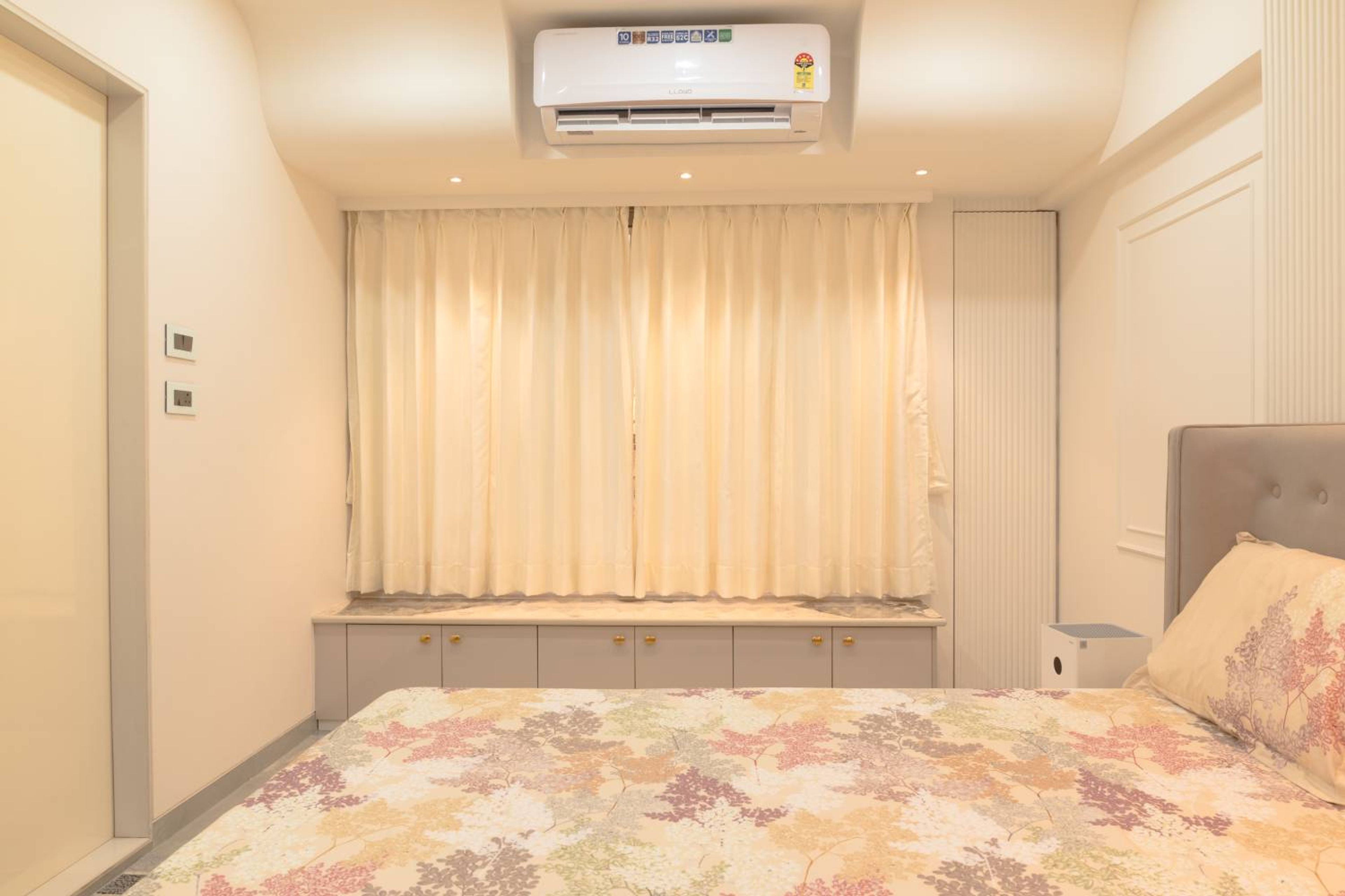 Master Bedroom Design with Storage Seating