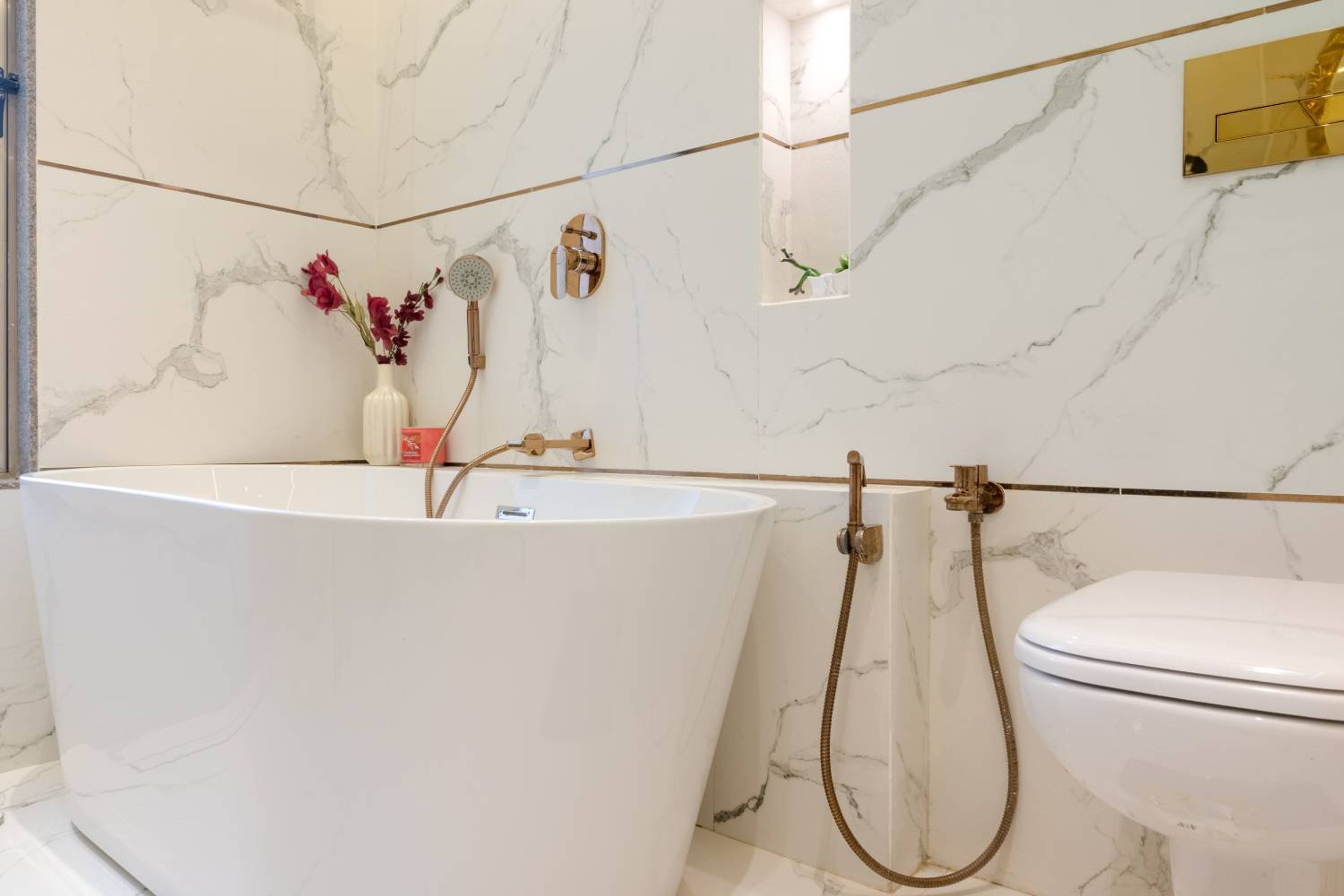 Bathroom design with white bathtub