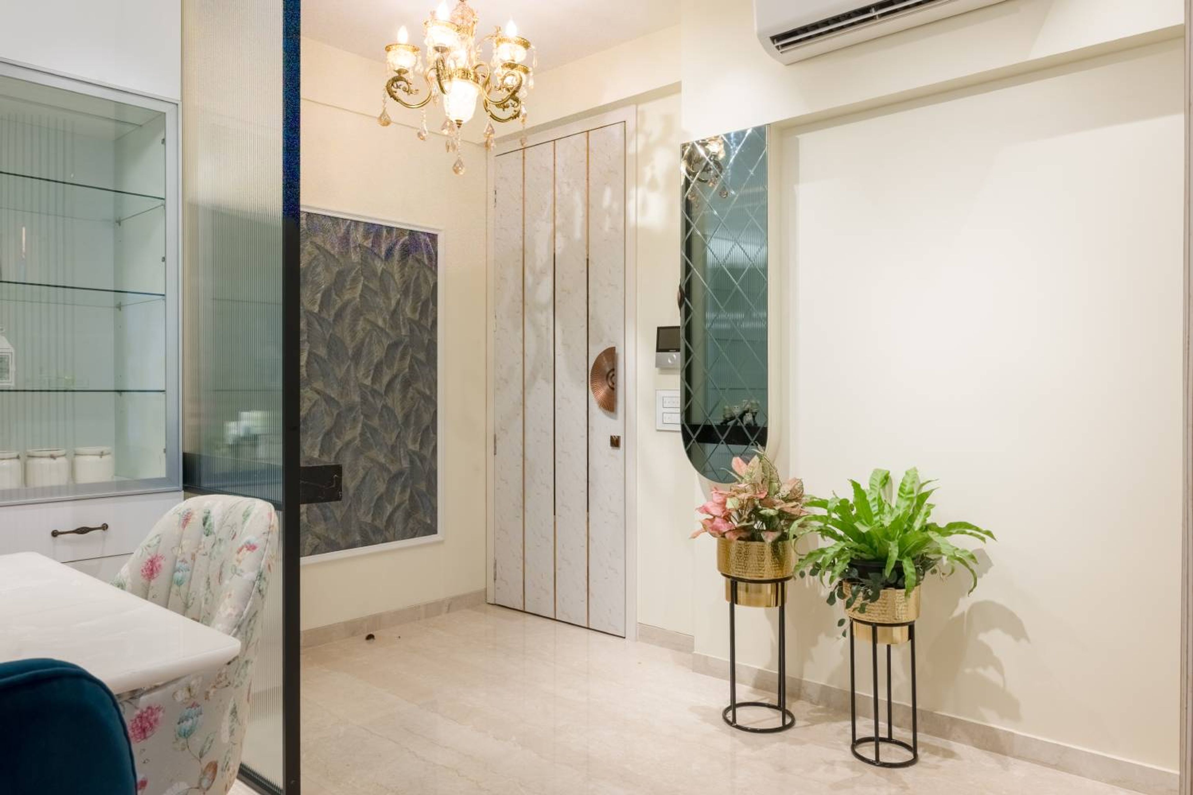 6-seater dining room design with frosted glass divider