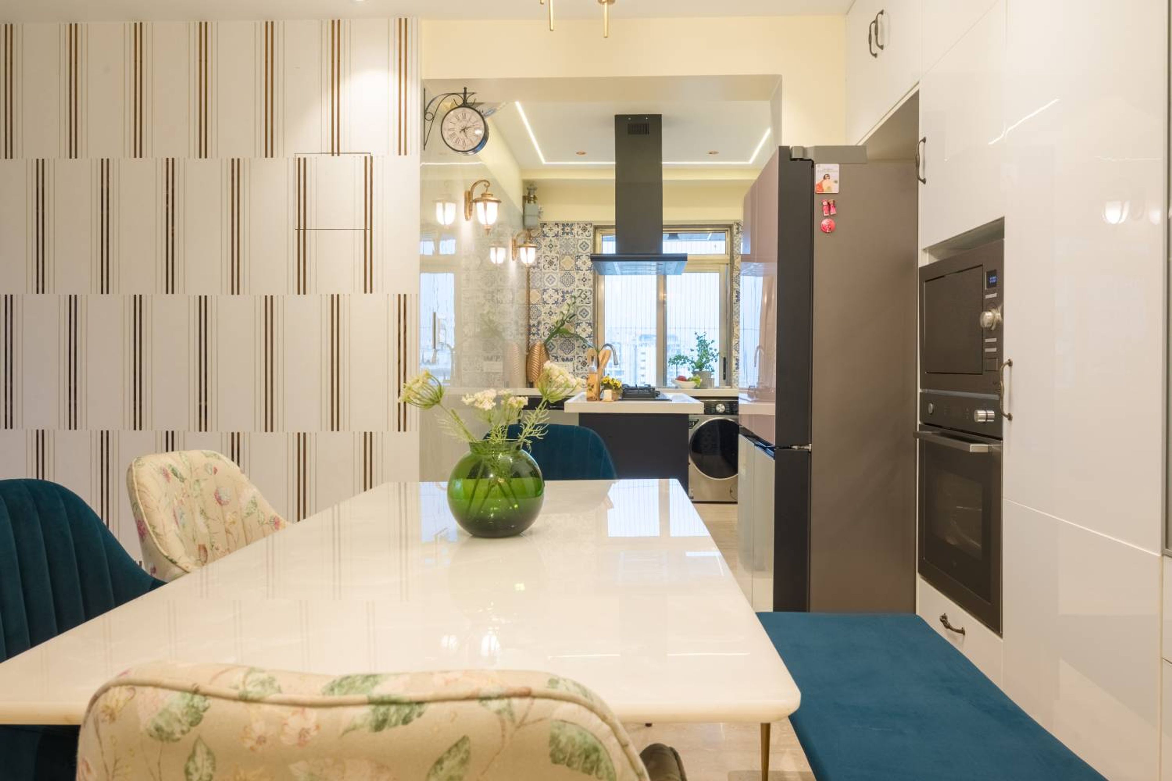 6-seater dining room design with blue and white chairs and blue bench