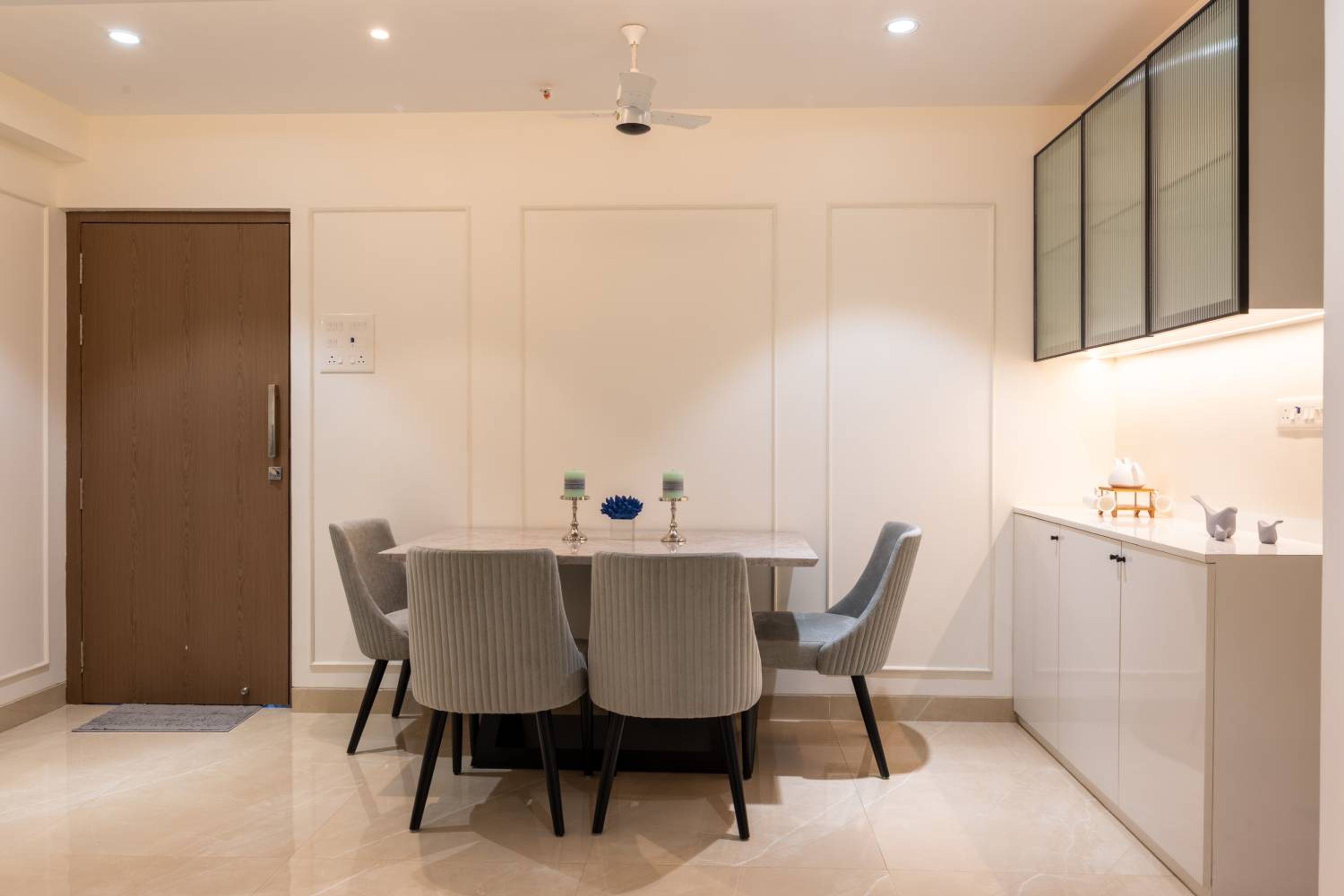 4-Seater Dining Room Design with Off-White Wall with Trims