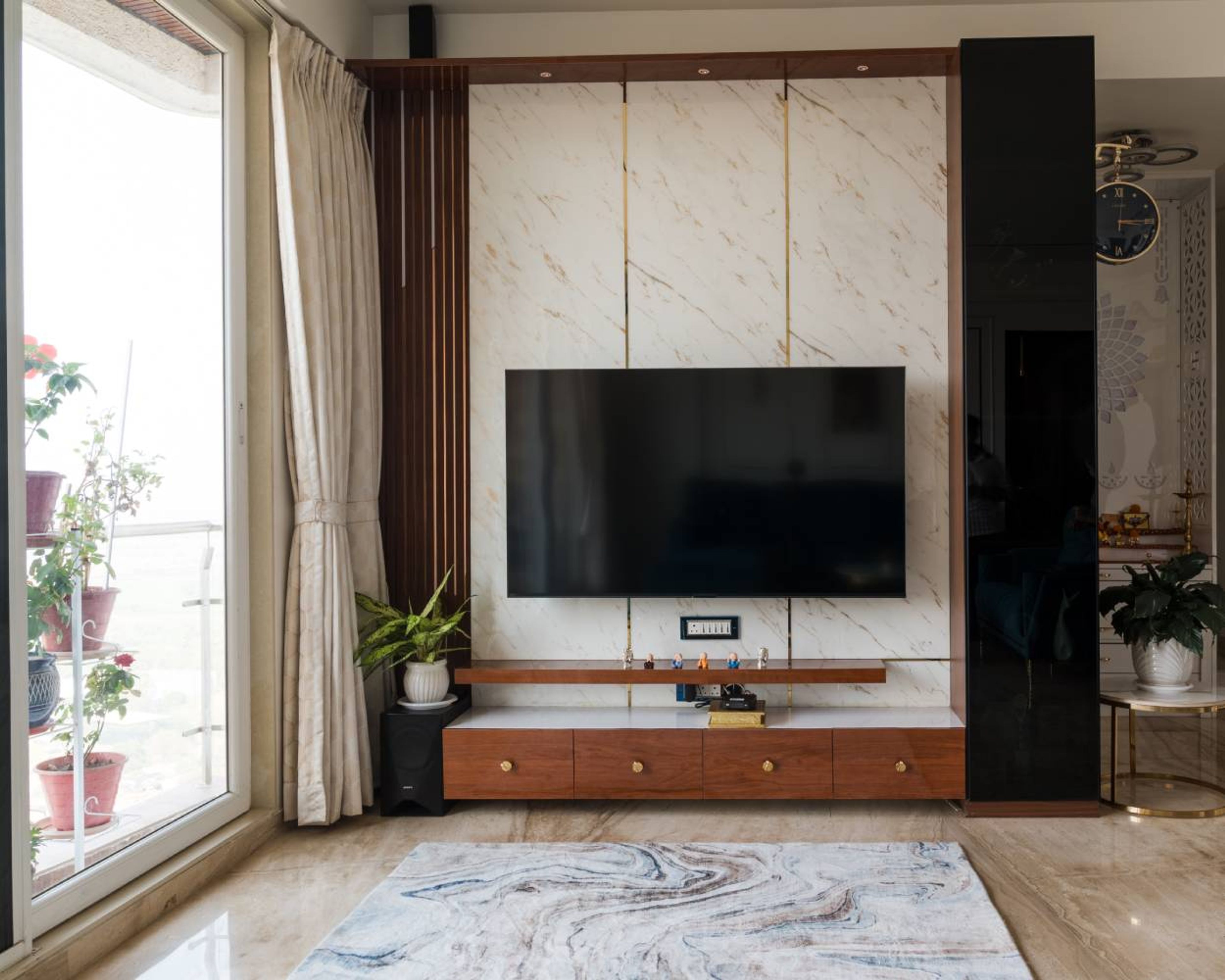 TV unit design with marble patterned backsplash with gold trims