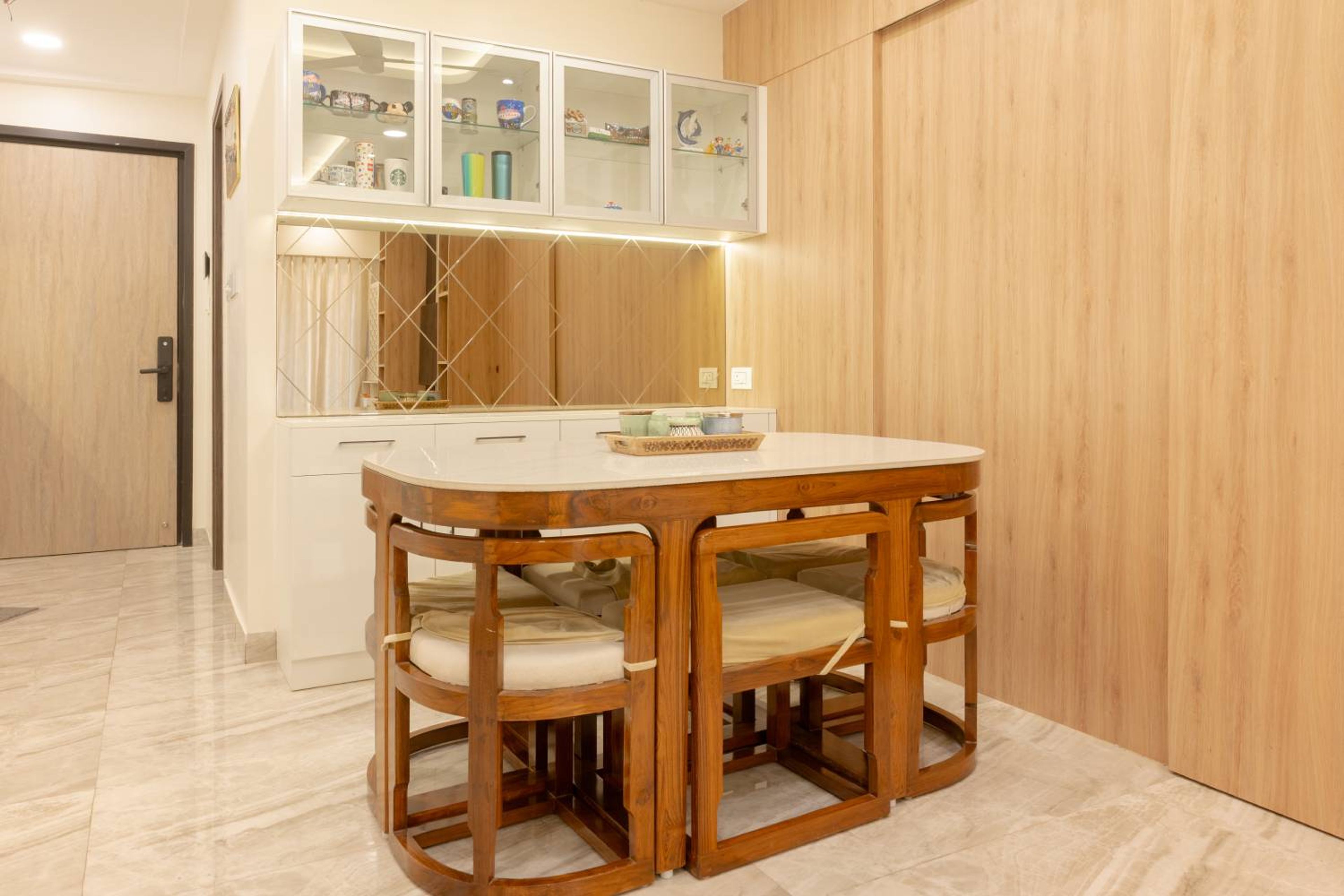 Wooden 6-Seater Oval Shaped Dining Room Design