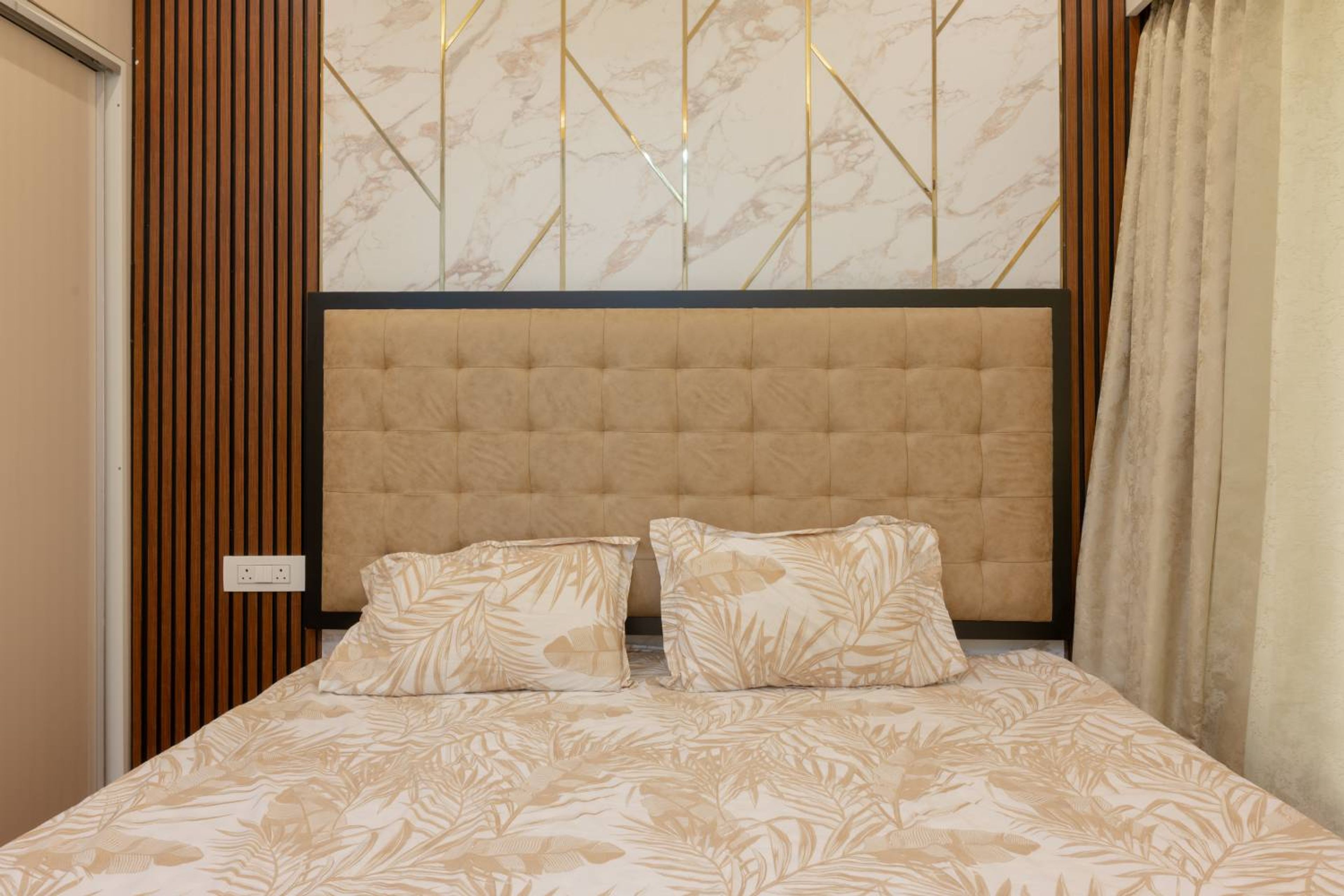 Bedroom design with marble patterned wall with wooden slats