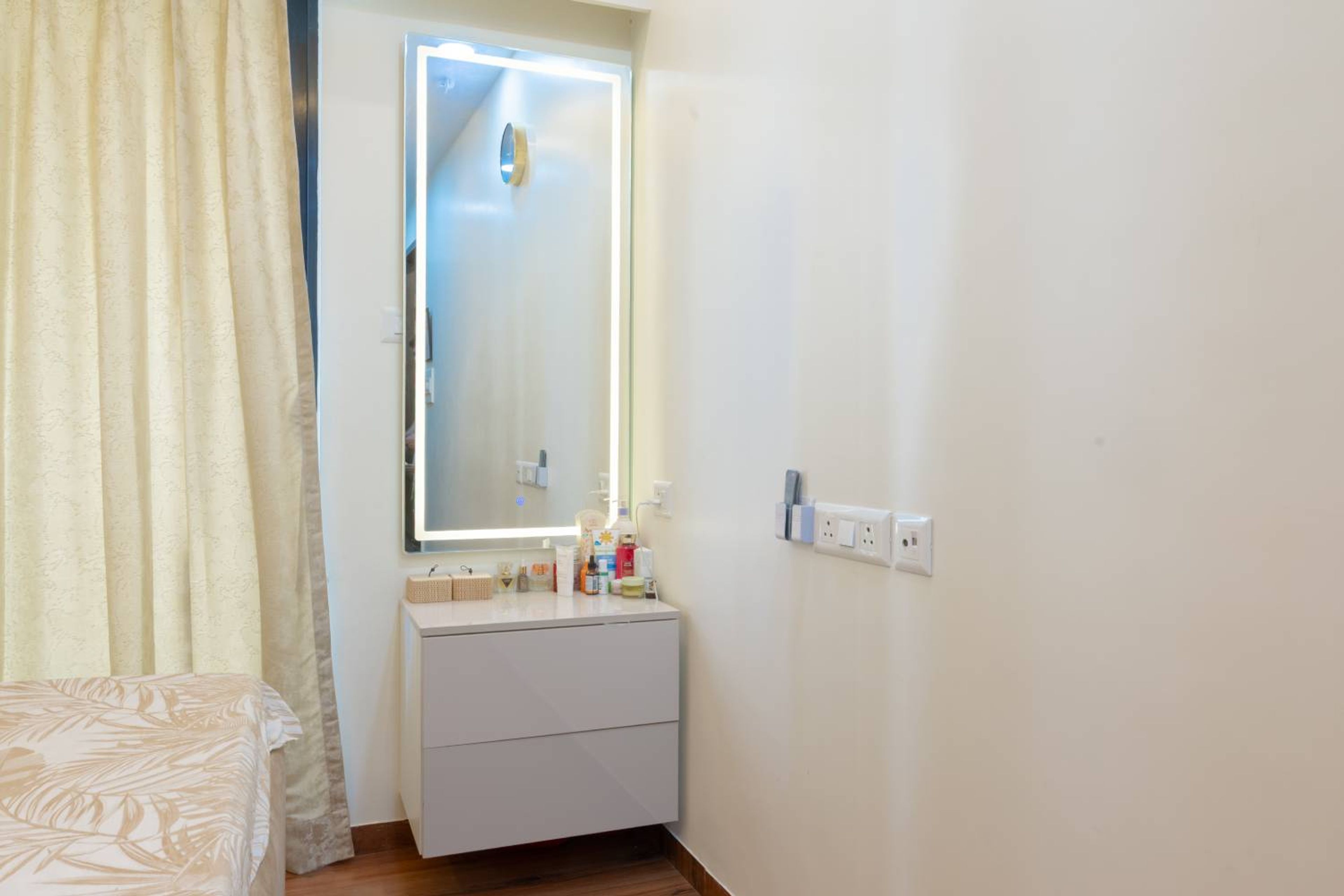 White dressing unit with drawers