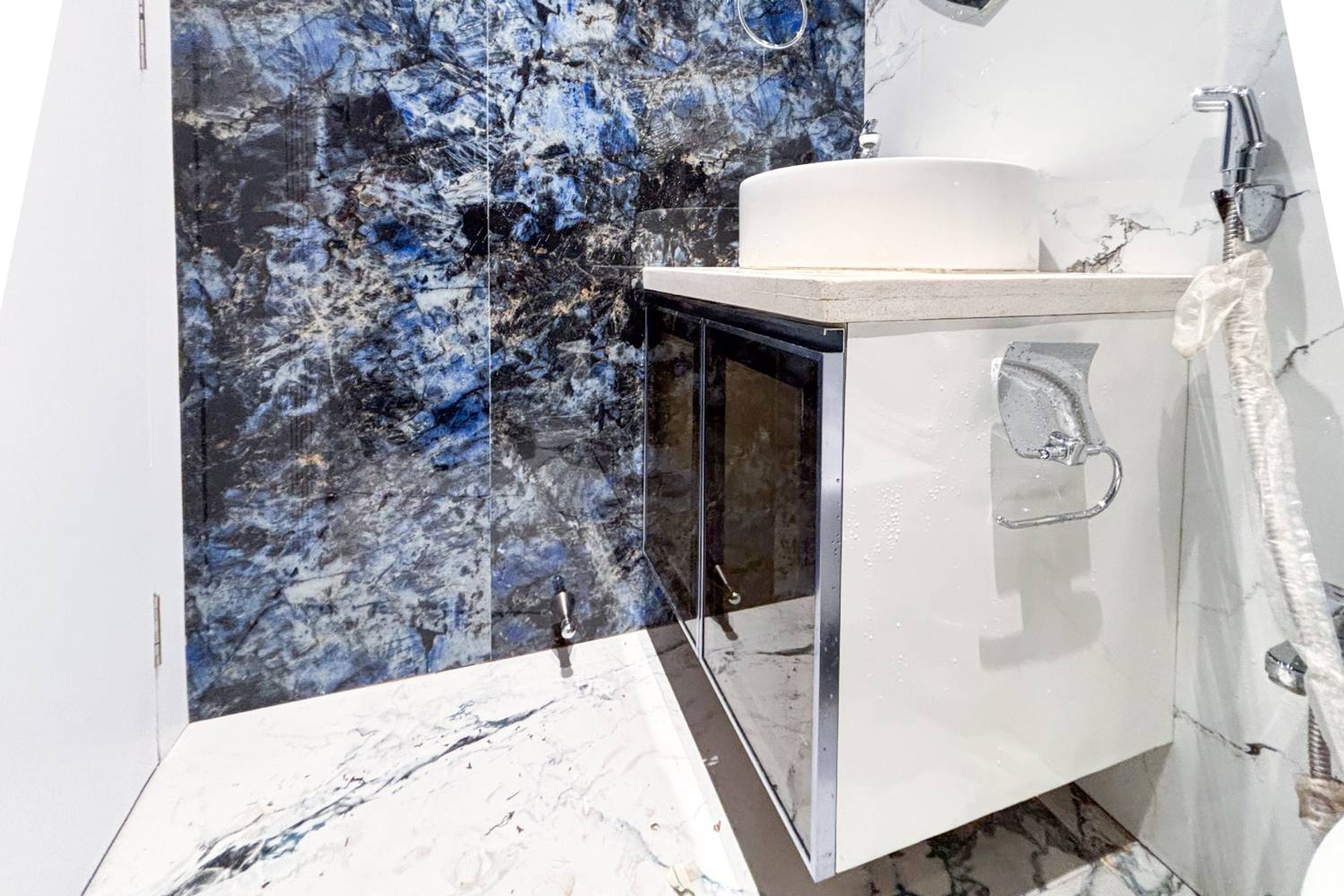 Bathroom design with white cabinet