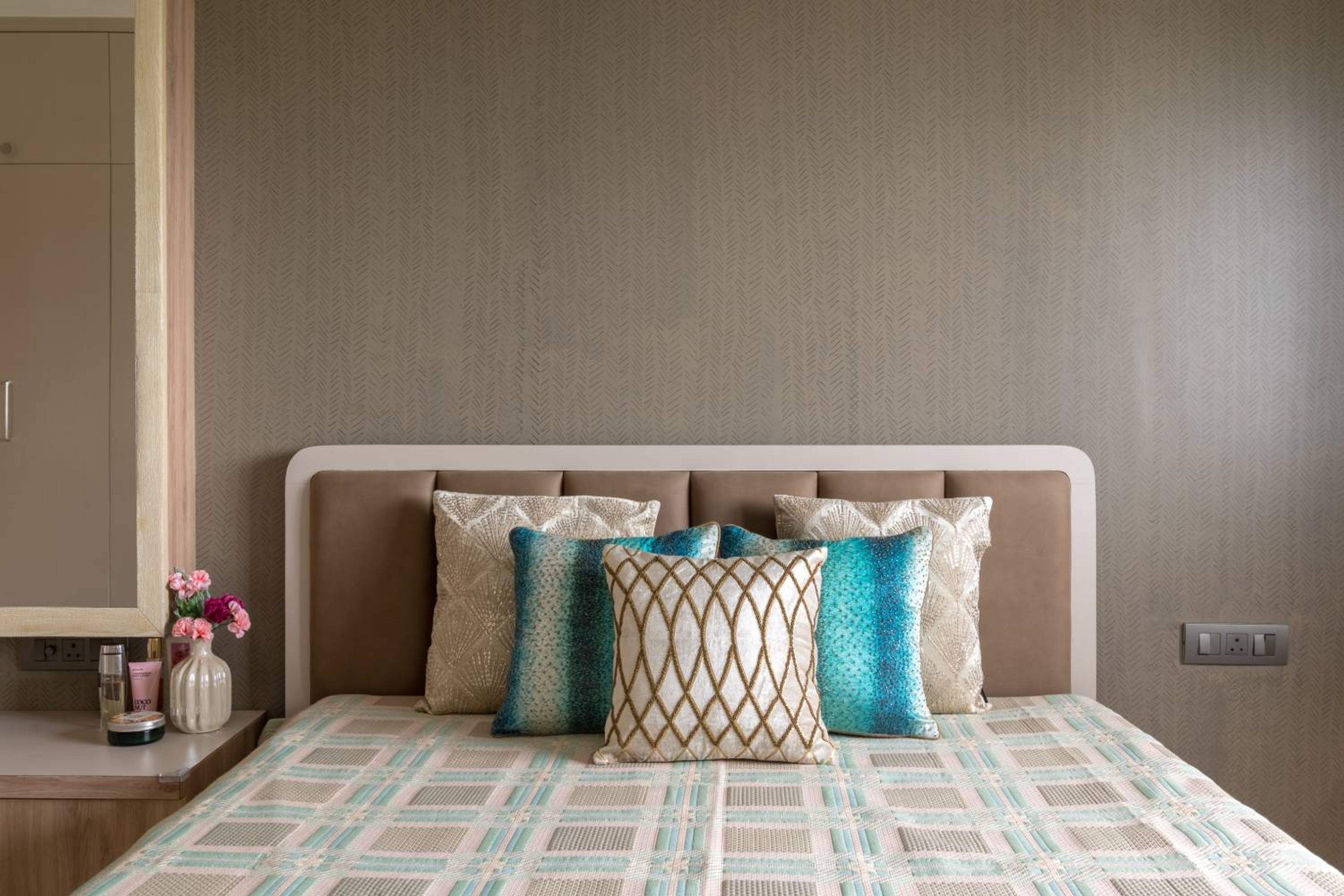 Bedroom Design with Tufted Headboard Bed and Brown Patterned Wallpaper