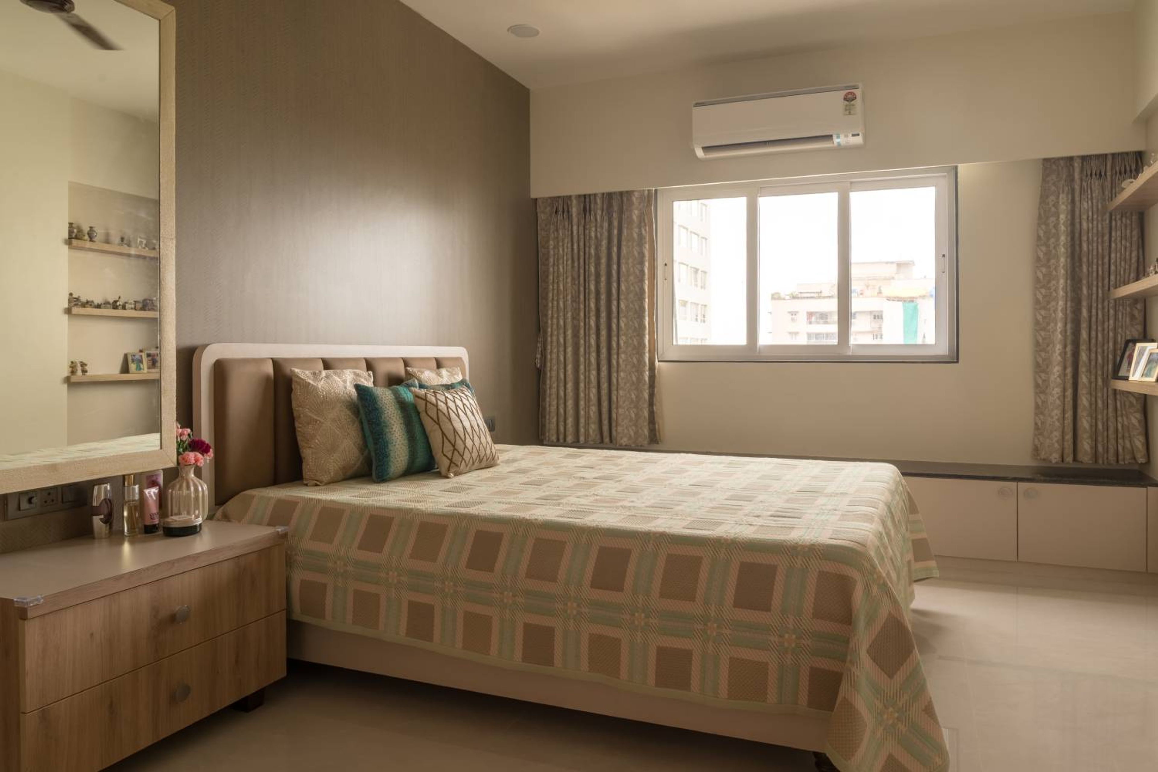 Bedroom Design with Tufted Headboard Bed and Storage Bench