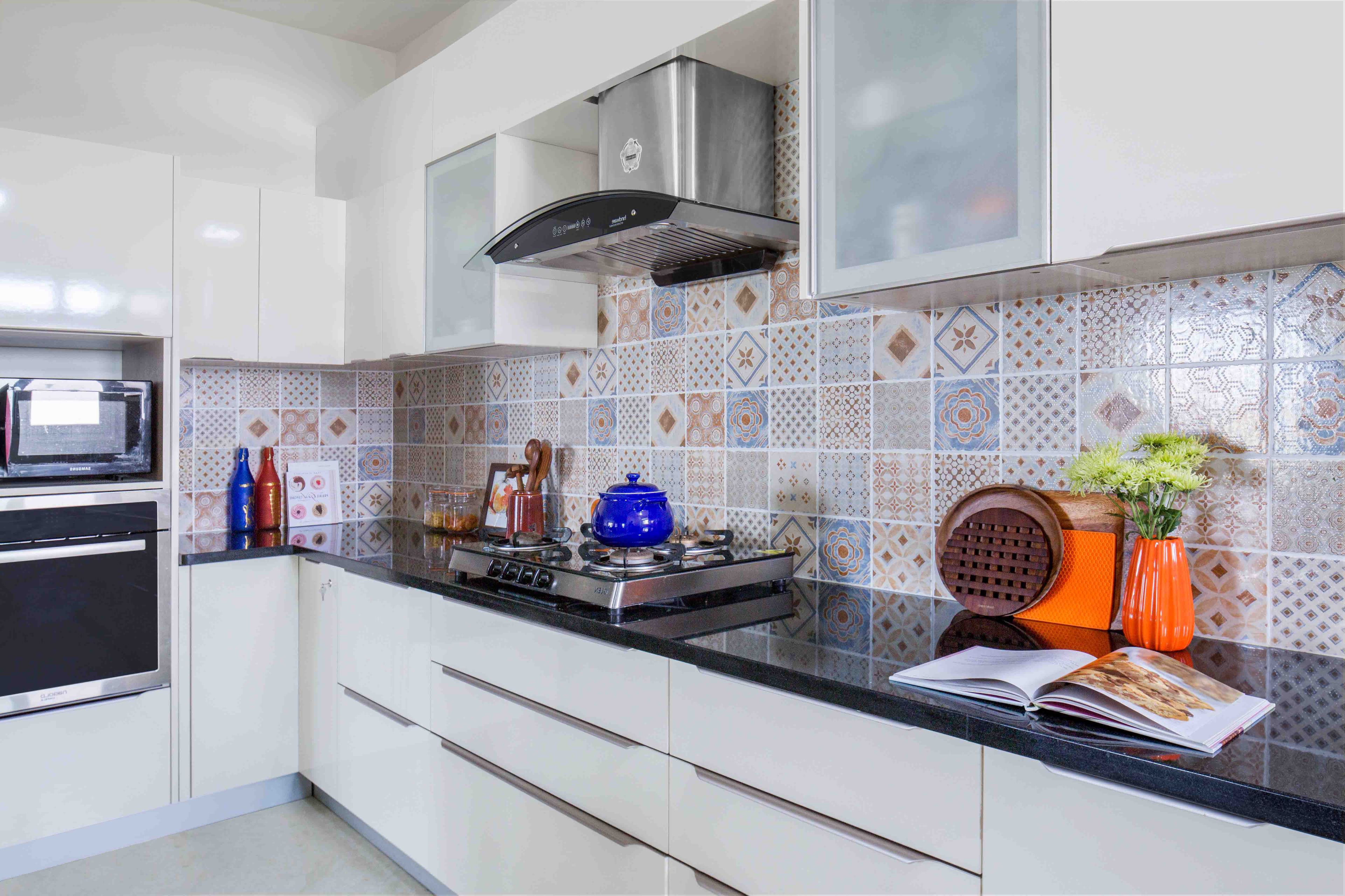 L-Shaped Modular Kitchen Design with Off-White Base and Wall Units and and Granite Countertop