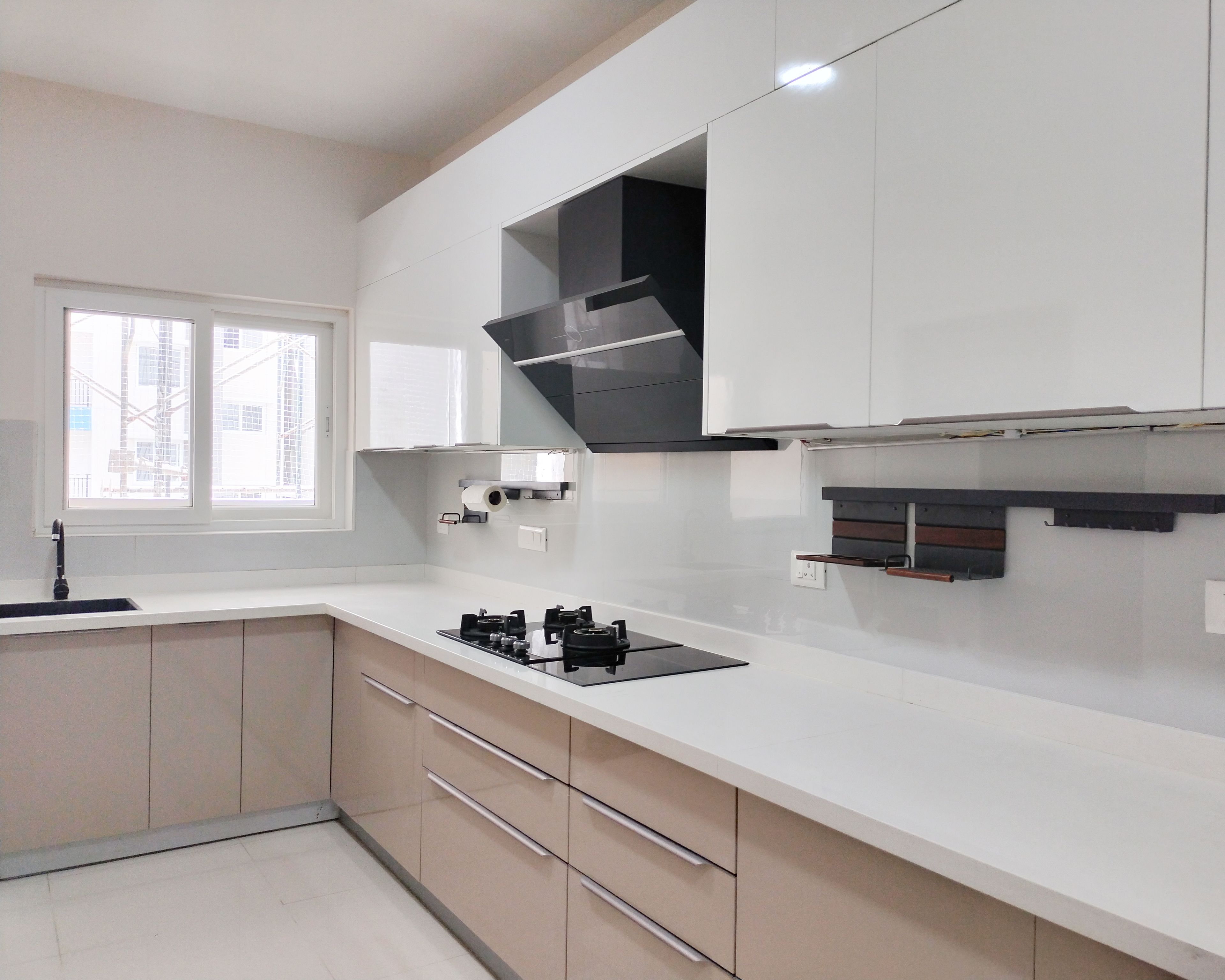 L-Shaped Contemporary Kitchen Design with White Marble Countertop