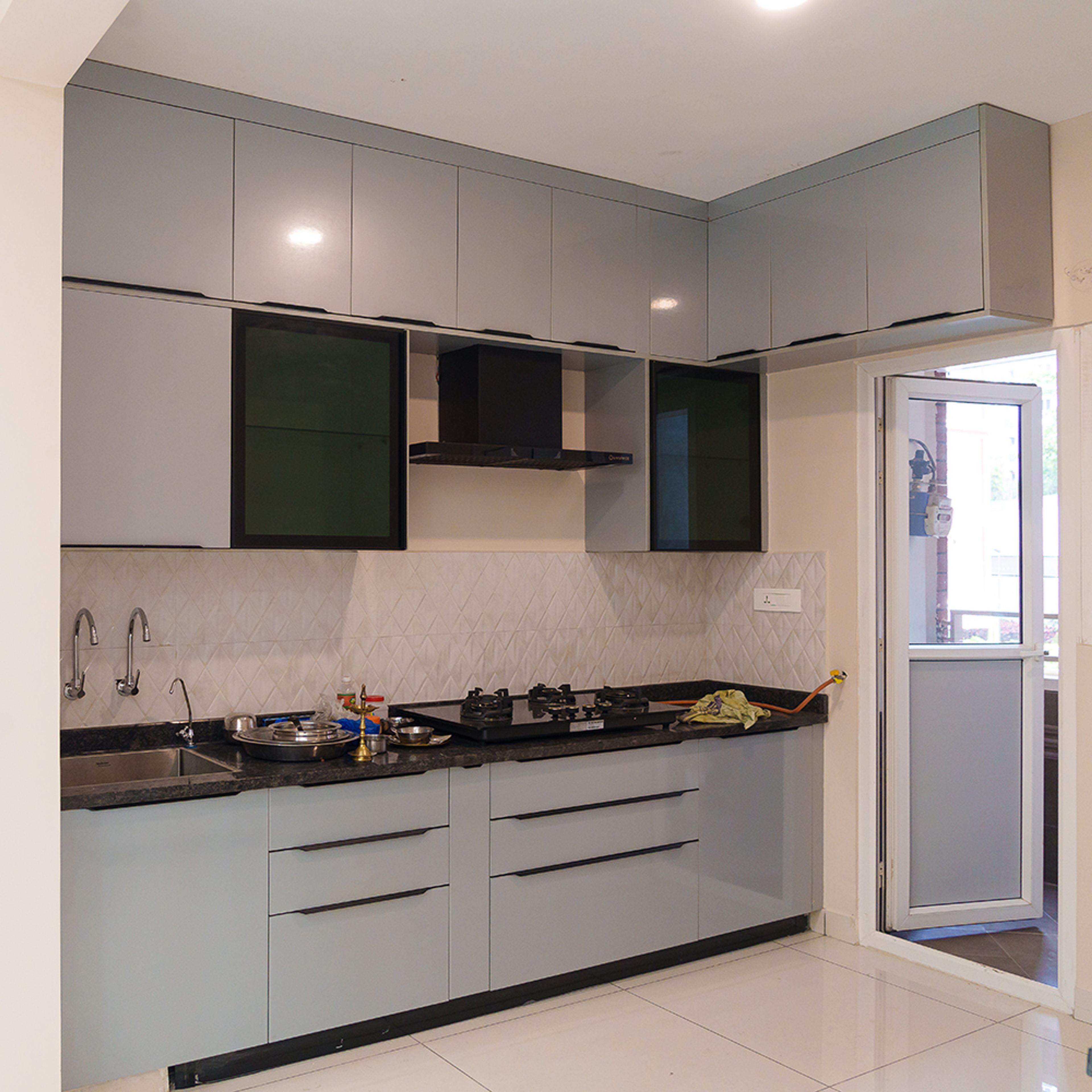 Modern Open Kitchen Design with Handle-less Drawers and Tall Units