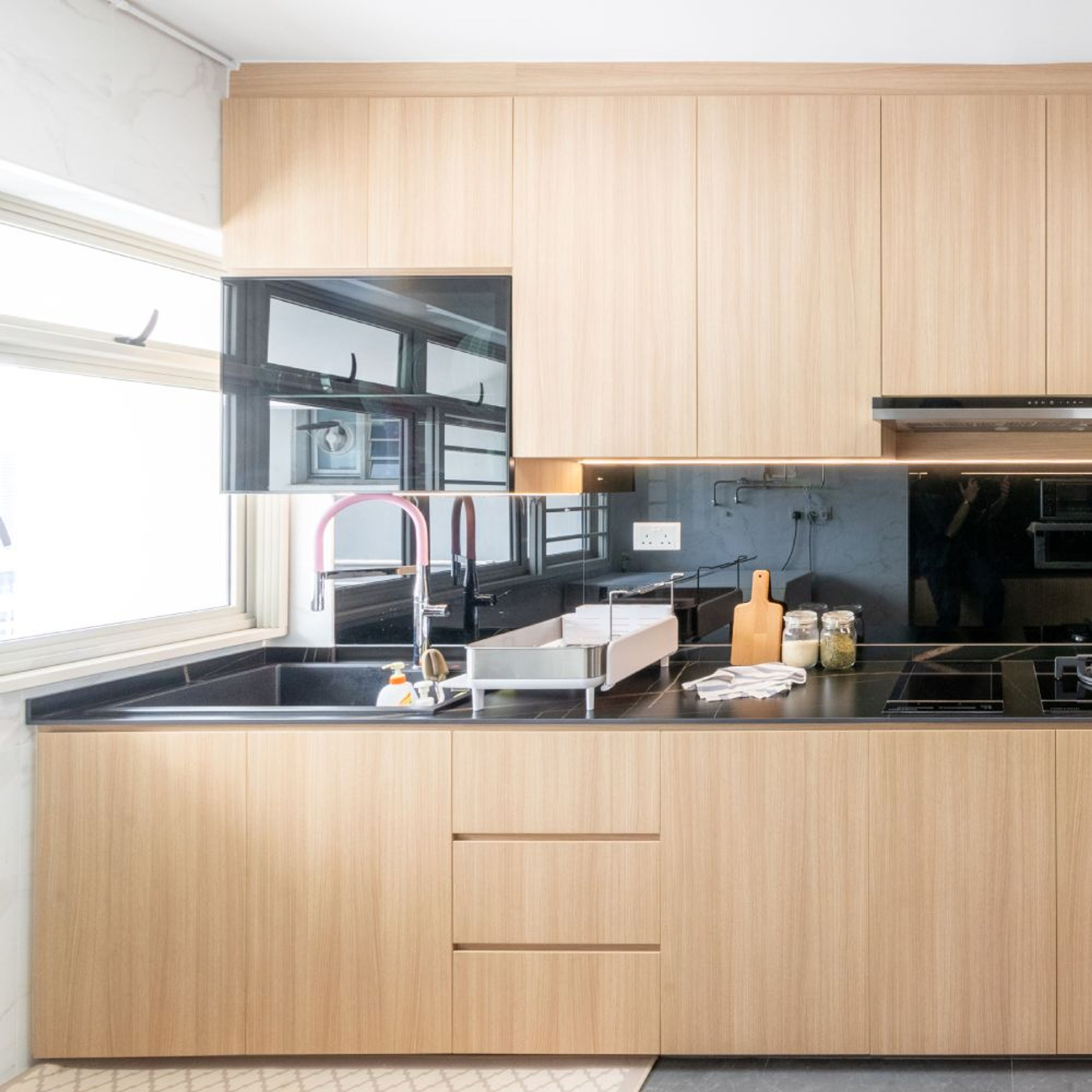 Quartz Single Bowl Kithen Sink With Black Countertop And Wooden Cabinets - Livspace