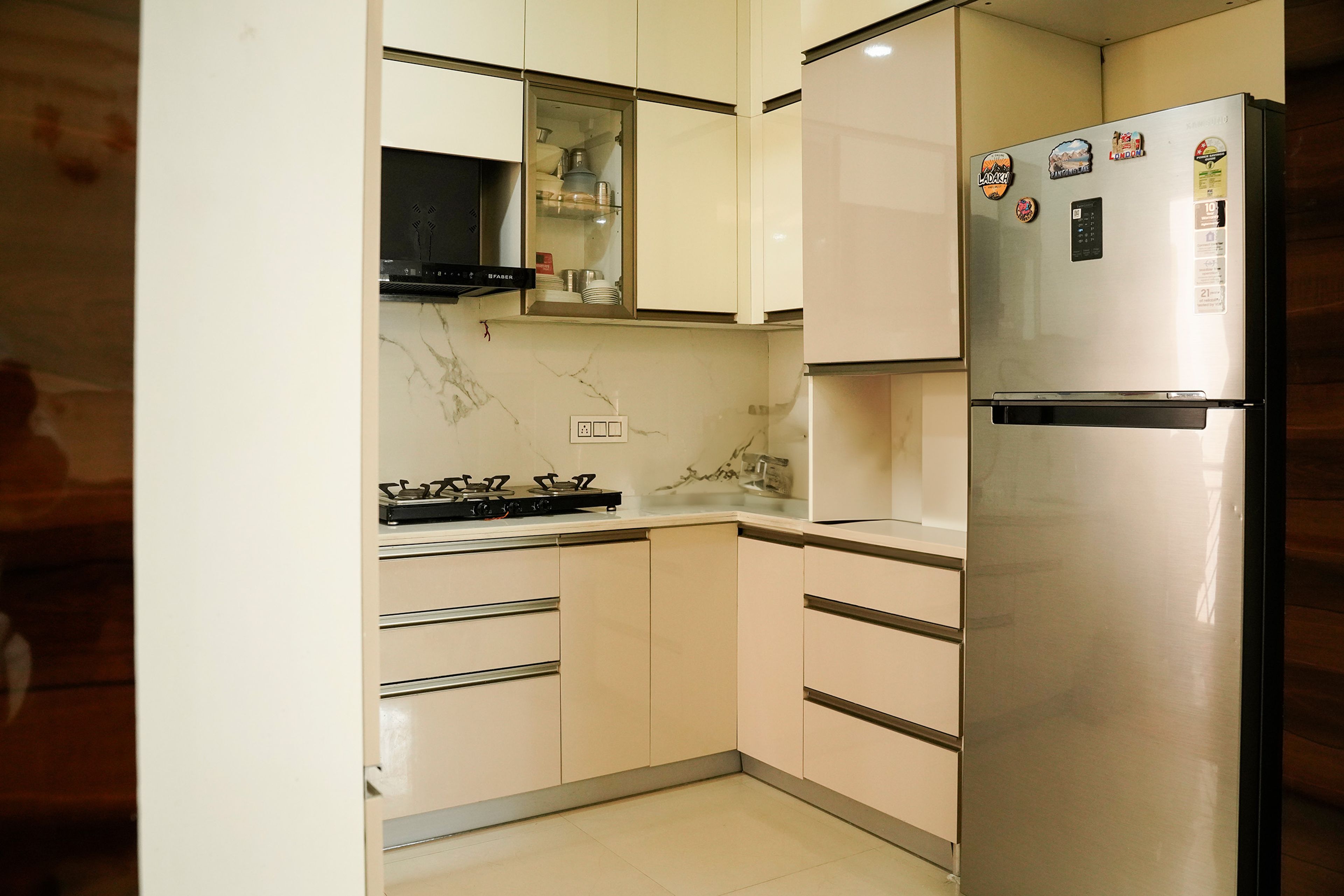 L-Shaped Design with Marble Backsplash