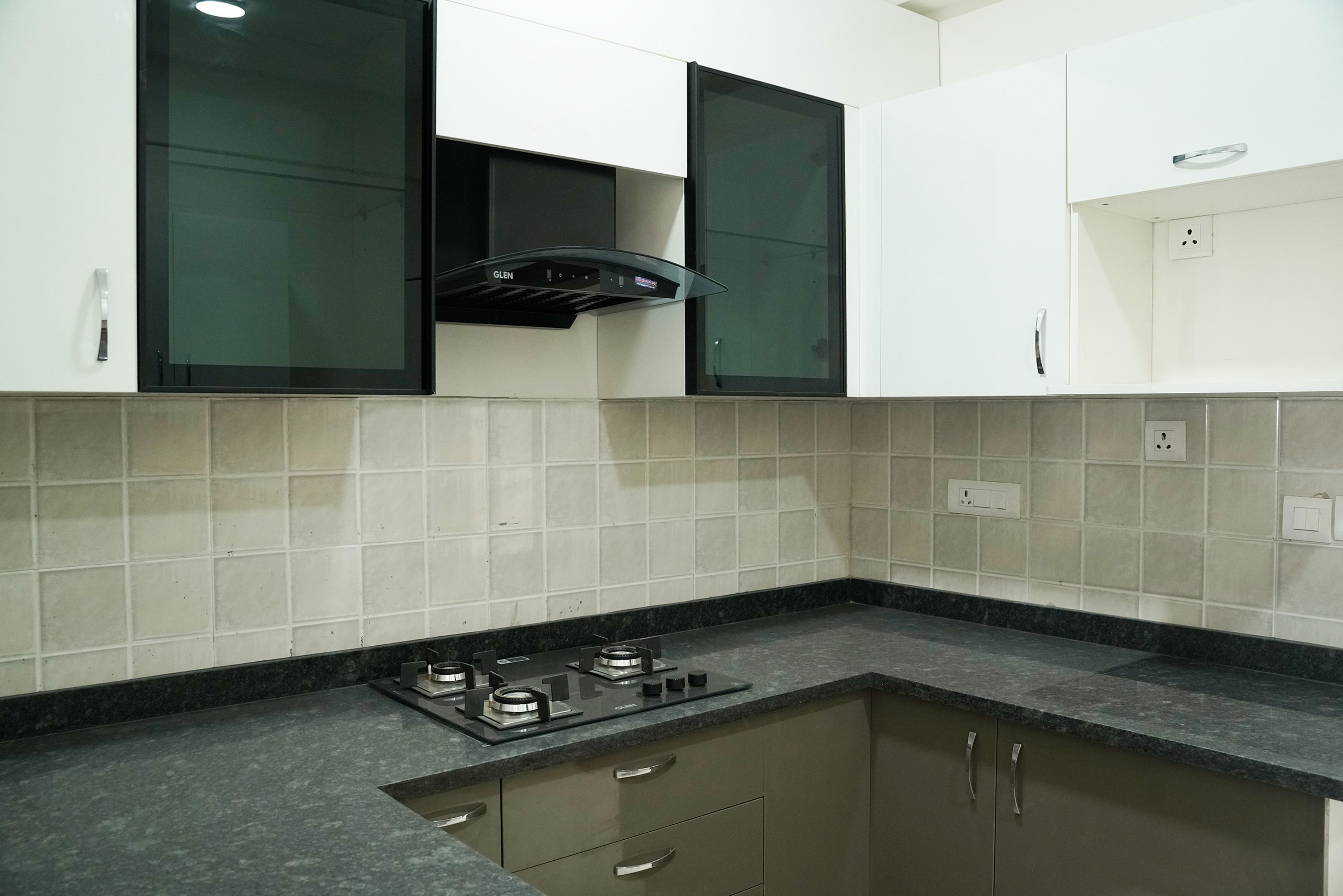 U-Shaped Kitchen Design in Autumn Leaf and White