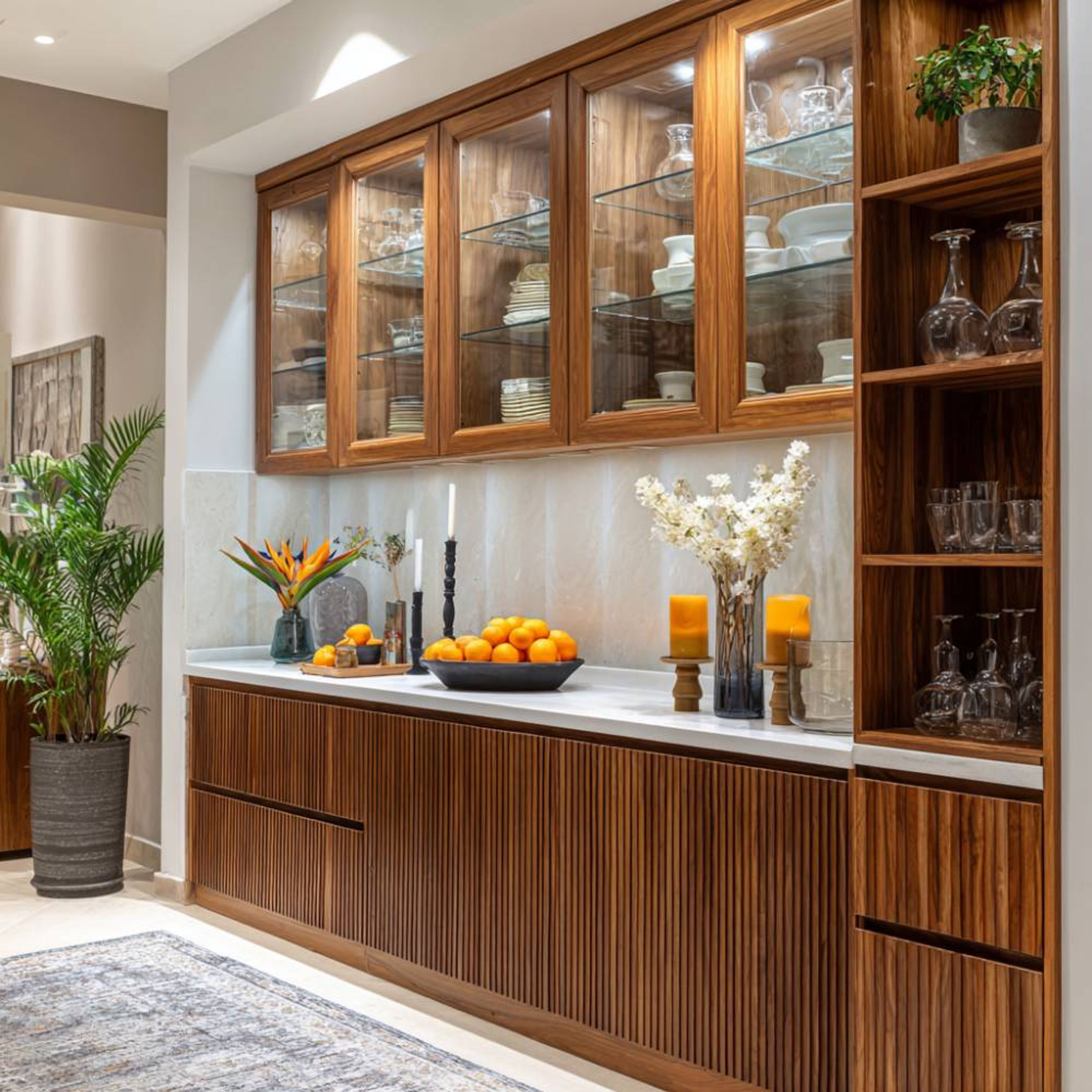 Transitional Crockery Unit Design with Veneer Finish Display Shelves and Glass Cabinets