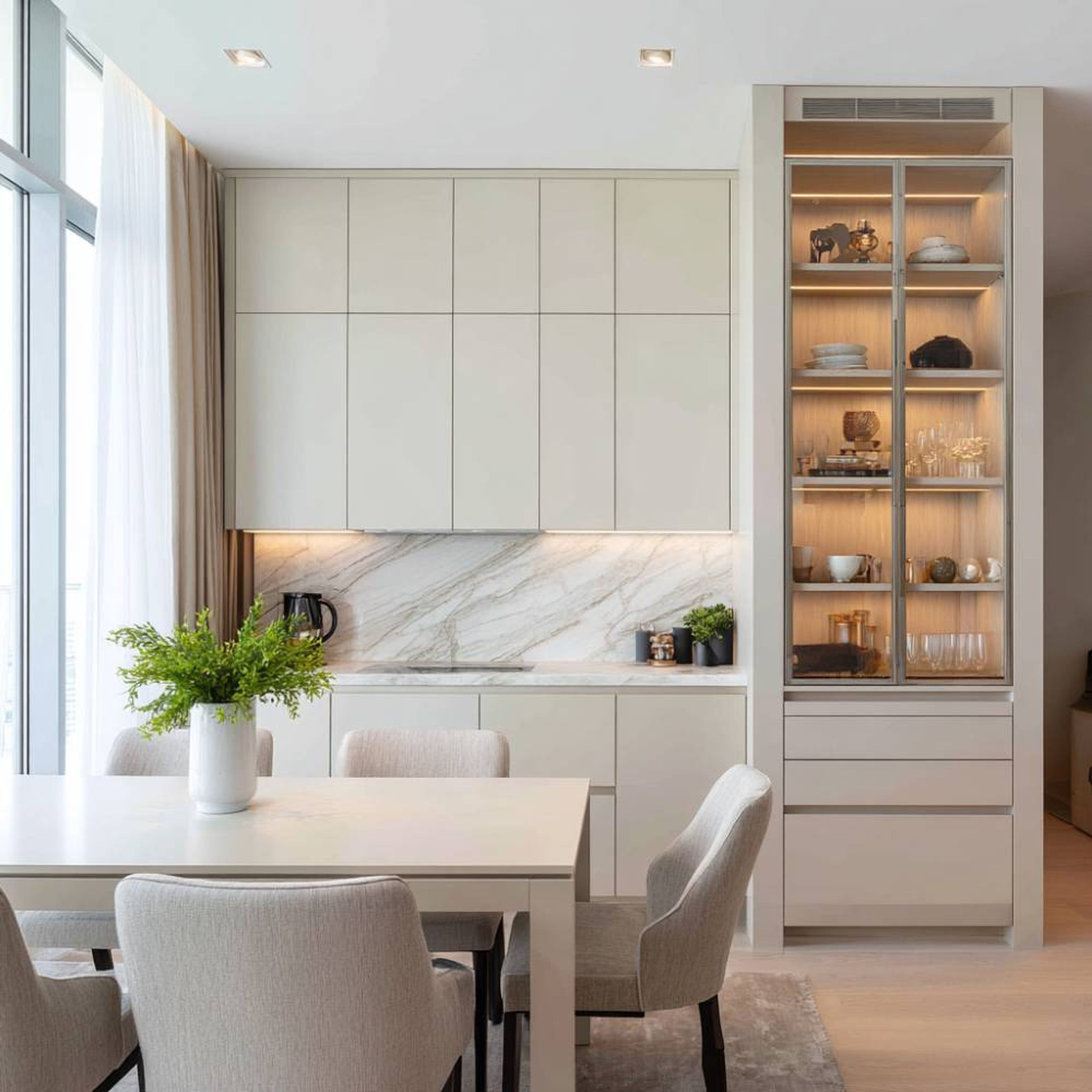 Beige Minimal Crockery Unit Design with Marble Backsplash and Glass Display