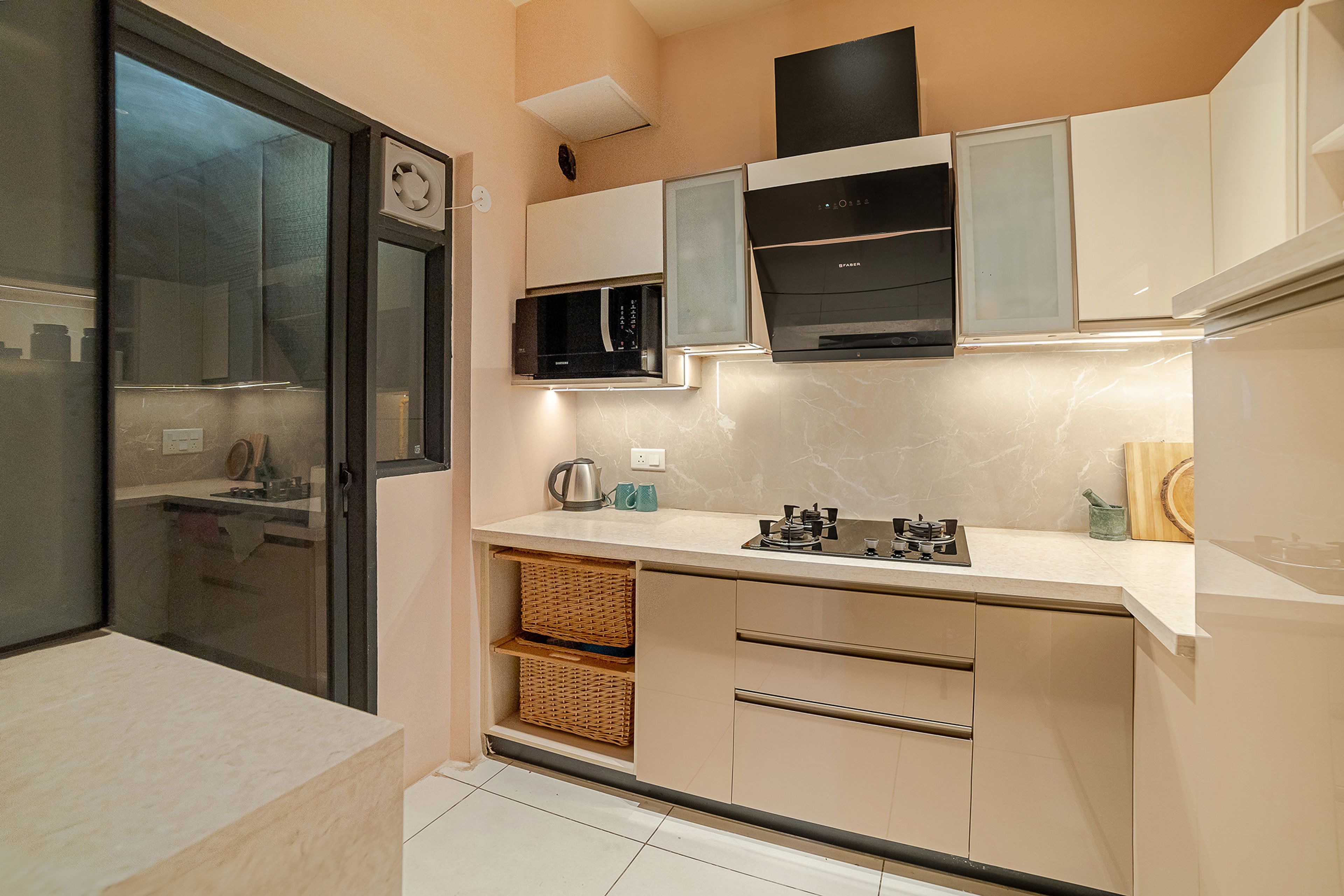 Modern L-Shaped Kitchen Design with Breakfast Counter and White Cabinets