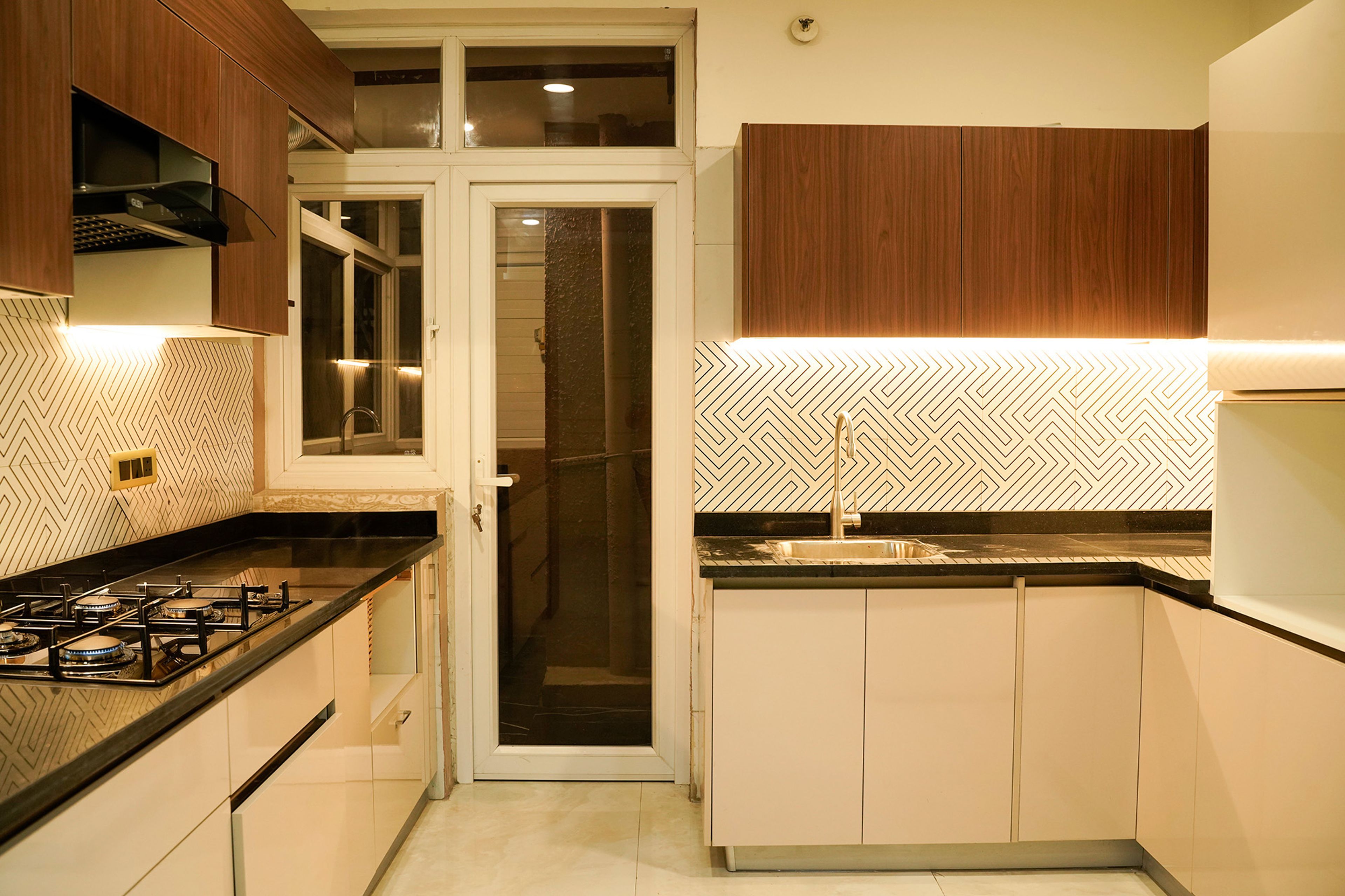 L-Shaped Modern Kitchen Design with Patterned Backsplash and Pull-Out Storage