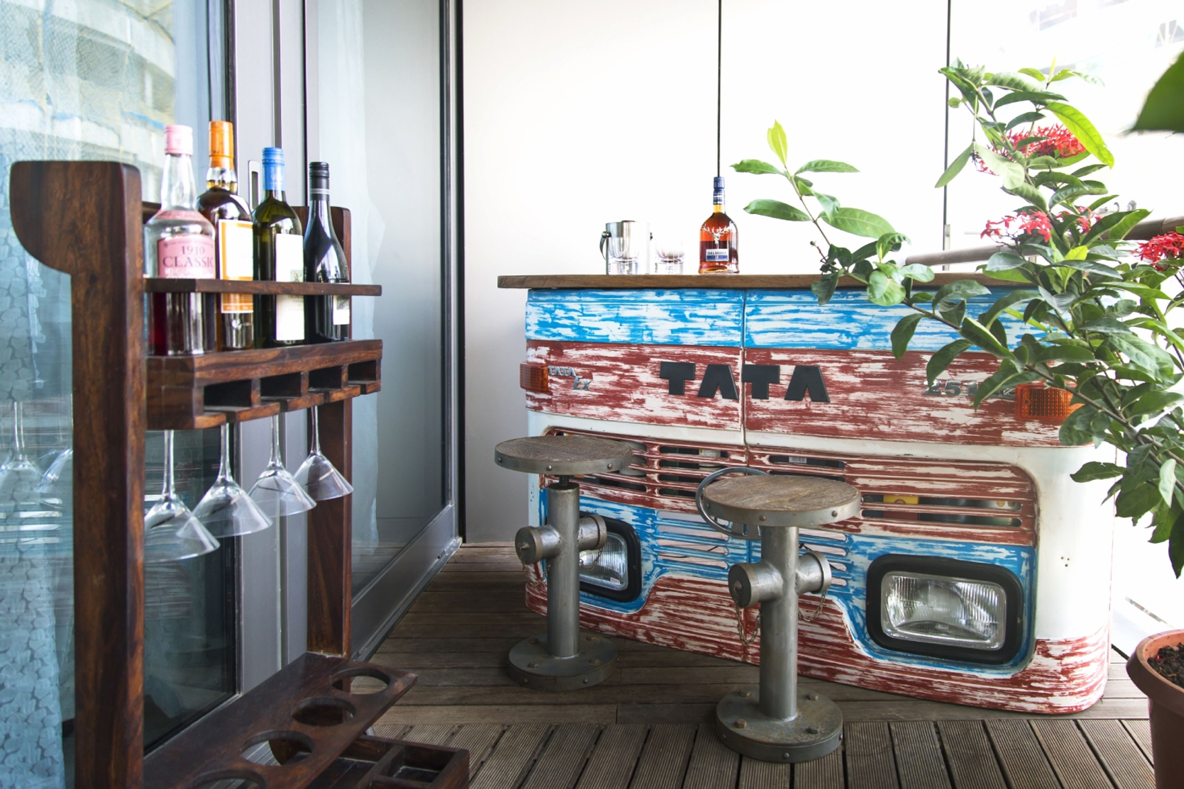 Eclectic Home Bar Design in Multicolour