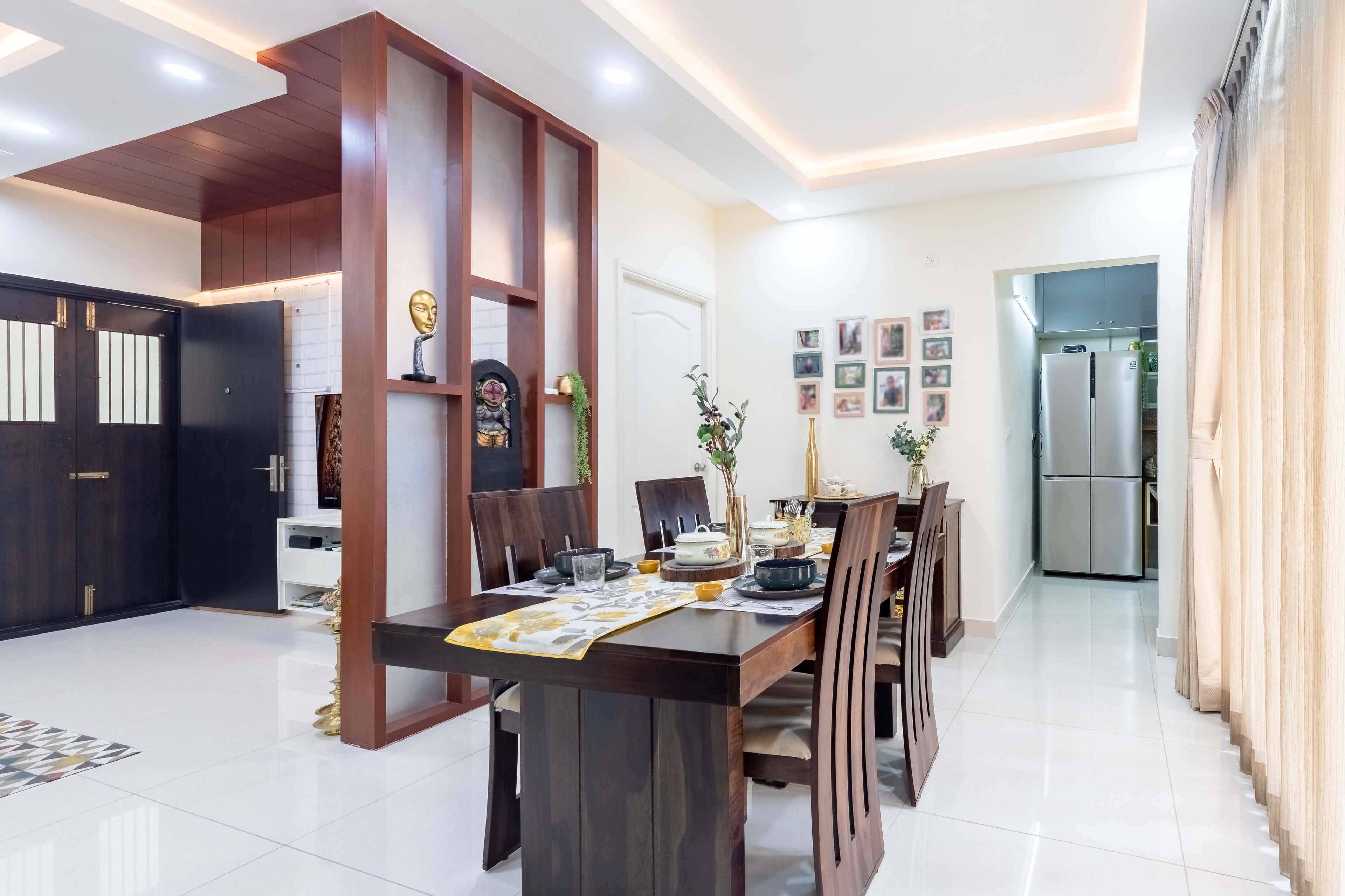 4-Seater Dining Room With Light-Coloured Walls And Flooring - Livspace
